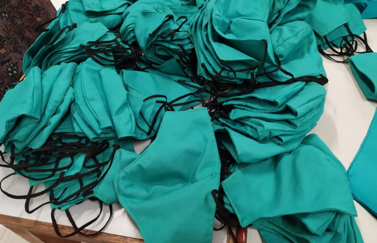 ޅ. އަތޮޅު ތައުލީމީ މަރުކަޒުގެ ޕީޓީއޭ އިން، މާސްކް ތައްޔާރުކުރަނީ.-- ފޮޓޯ: ޅ. އަތޮޅު ތައުލީމީ މަރުކަޒު