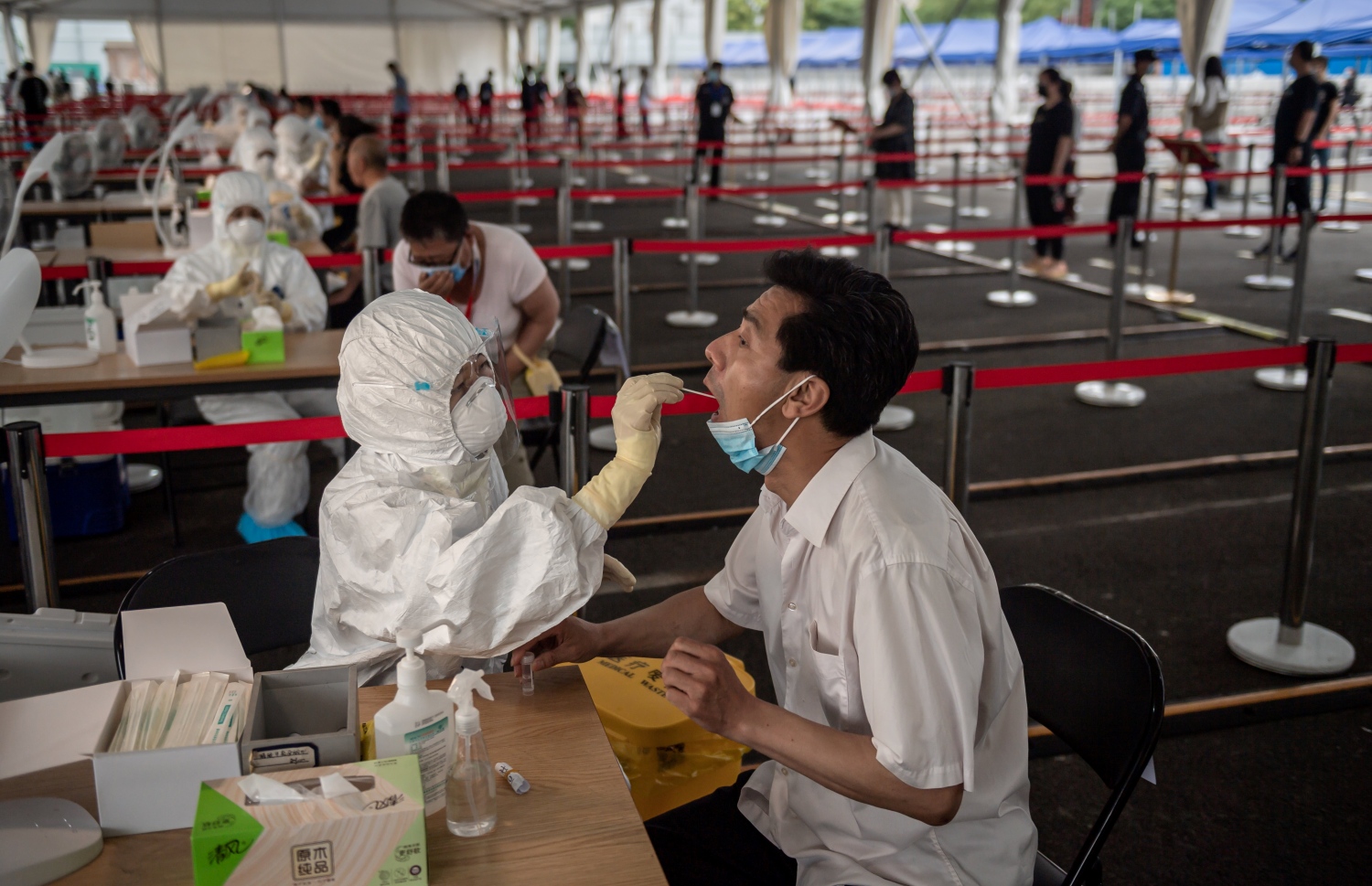 ބެއިޖިންގެ ޓެސްޓިން ސައިޓެއްގައި ހެލްތު އޮފިޝަލަކު މީހެއްގެ ސާމްޕަލް ނަގަނީ. --ފޮޓޯ:އޭއެފްޕީ