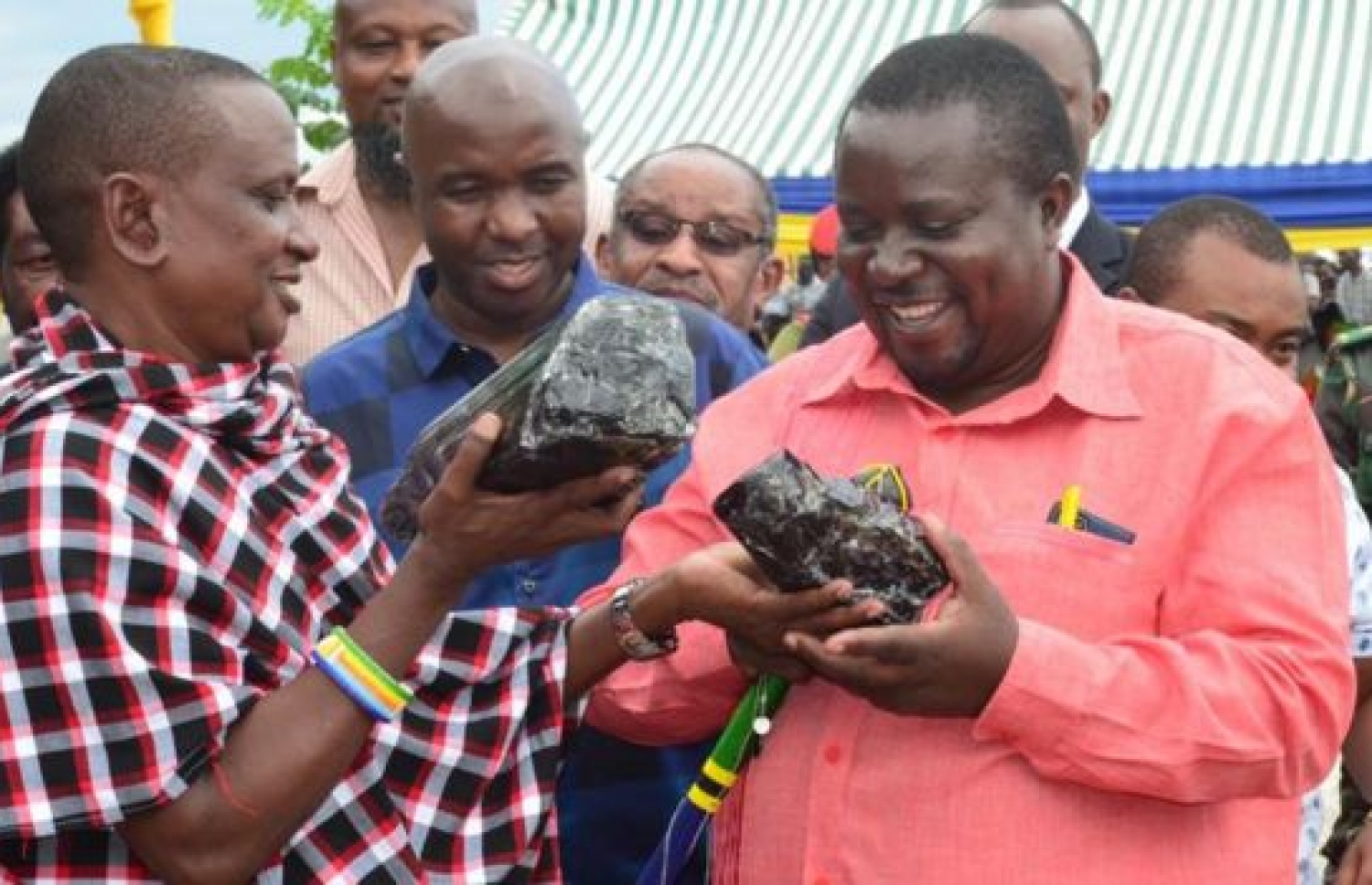 ލައިޒާ ނެގި ދެ ޖަވާހިރު ދައްކާލަނީ. --ފޮޓޯ: މިނިސްޓްރީ އޮފް މިނިރަލްސް، ޓެންޒޭނިއާ