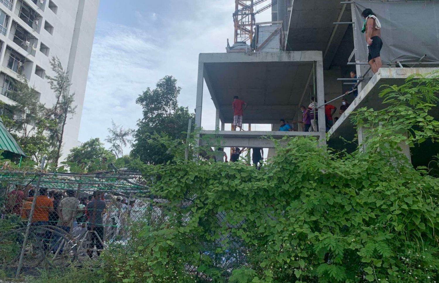 ބިދޭސީން މުޒާހަރާ ކުރަނީ: އެ މީހުން ބުނަނީ މުސާރަ ނުދޭތާ ހަތް މަސް ވެފައިވާ ކަމަށް-- ފޮޓޯ: ސޯޝަލް މީޑިއާ