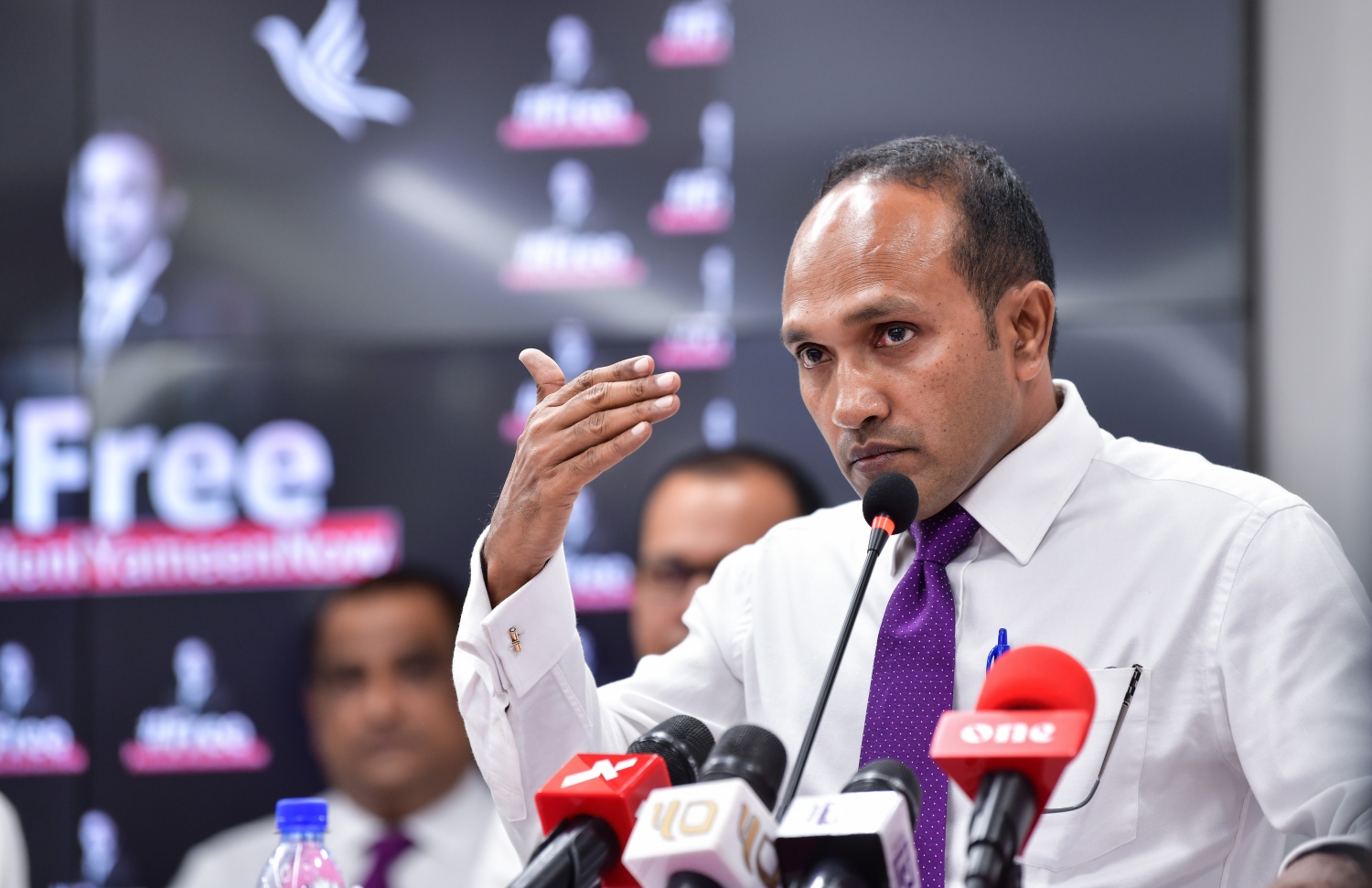 ކުރީގެ ނައިބު ރައީސް ޖަމީލް، ޕީޕީއެމްގެ ބައްދަލުވުމެއްގައި: ބަރުލަމާނީގެ ބަހުސް ގަދަވެފައިވާއިރު، އެކަމުގައި ގޮތެއް ނިންމަން މިޑްޓާމް އިލެކްޝަނަކަށް ދާން ޖެހޭނެ ކަމަށް ވިދާޅުވި.---ފައިލް ފޮޓޯ: ނިޝާން އަލީ/މިހާރު