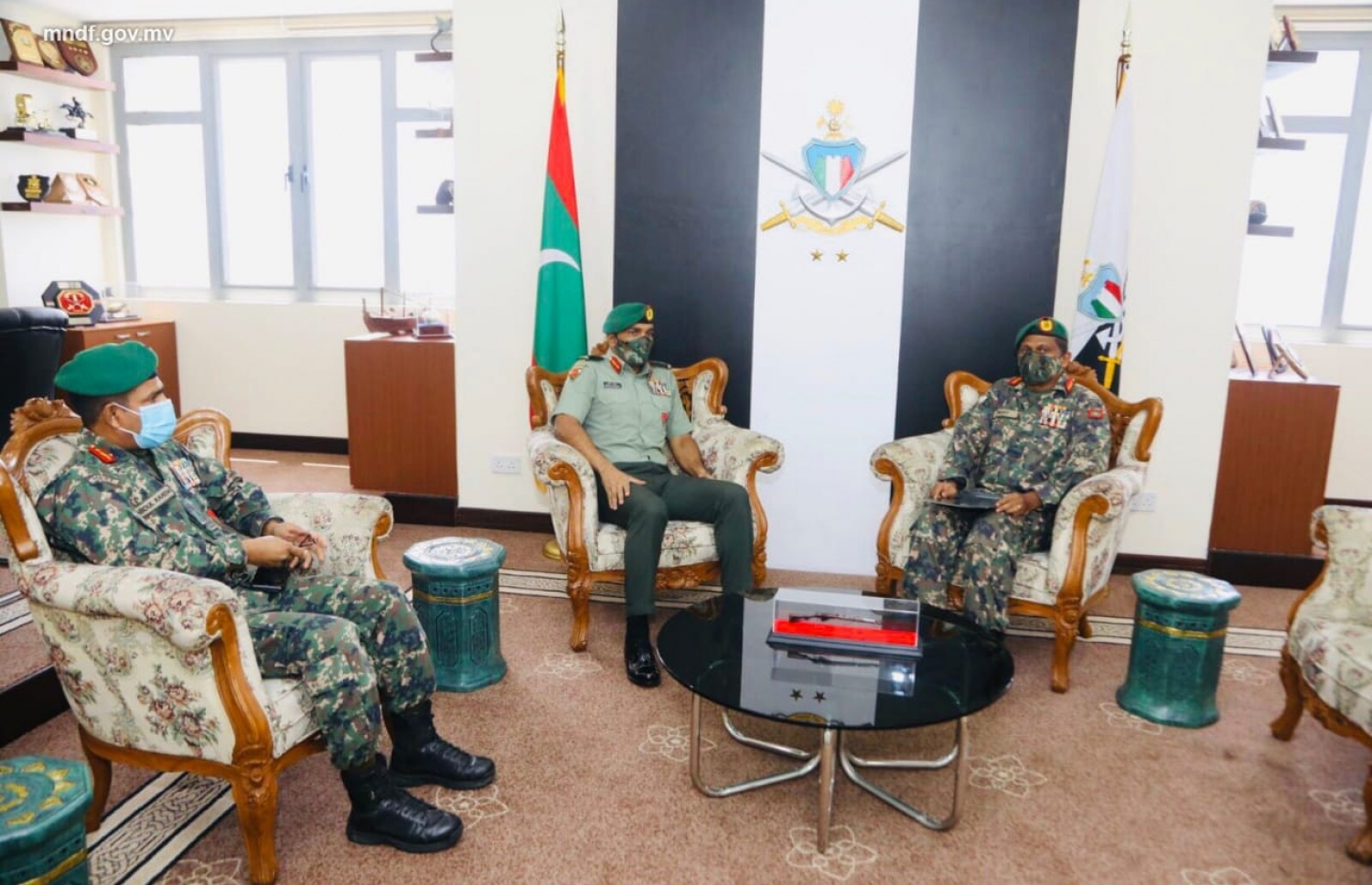 އެމްއެންޑީއެފް ސެންޓްރަލް އޭރިއާ ކޮމާންޑަަރަކަށް ހަމަޖެއްސި ކާނަލް އިބްރާހީމް ހިލްމީއާ ޗީފް އޮފް ޑިފެންސް ފޯސް އަބްދުﷲ ޝަމާލް އަދި ވައިސް ޗީފް އޮފް ޑިފެންސް ދޯސް ބްރިގޭޑިއާ ޖެނެރަލް އަބްދުއްރަހީމް މިއަދު ބައްދަލުކުރައްވަނީ.---ފޮޓޯ: އެމްއެންޑީއެފް