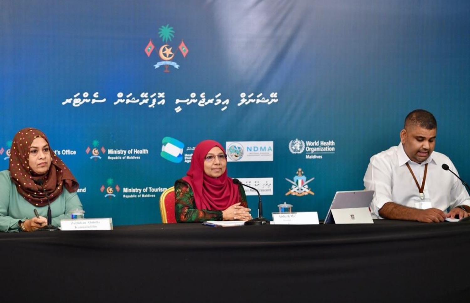 އެންއީއޯސީގައި މިރޭ ބޭއްވި މީޑިއާ ބްރީފިންގައި އެ ސެންޓަރުގެ ތަރުޖަމާން މުހައްމަދު މަބްރޫކް އަޒީޒް، ޖެންޑާ މިނިސްޓަރު އައިޝަތު މުހައްމަދު ދީދީ އަދި ޖެންޑާ މިނިސްޓްރީގެ ޕާމަނެންޓް ސެެކްރެޓަރީ ބައިވެރިވެވަޑައިގަންނަވަނީ.