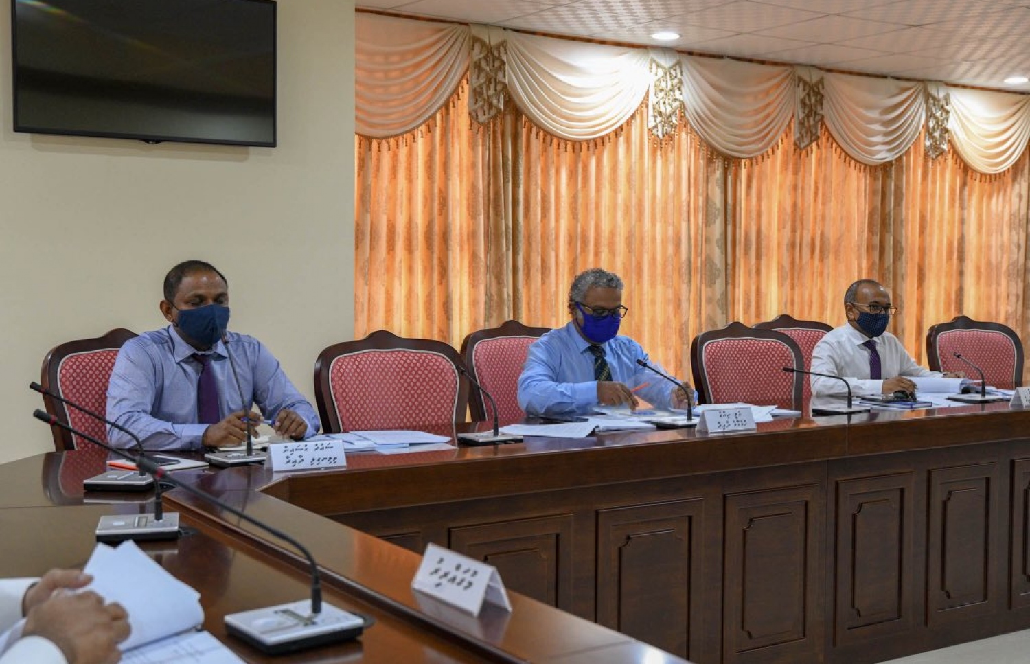 މަޖިިލީހުގެ 241 ކޮމިޓީގެ ސަބްކޮމިޓީގެ މެމްބަރުން މިއަދު ބައްދަލުވުމެއްގައި ބައިވެރިވެވަޑައިގަންނަވަނީ. ފުލުހުންގެ ހިދުމަތުގެ ބިލަށް ސަރުކާރުން ވަނީ 40 އިސްލާހު ހުށަހަަޅާފައި.