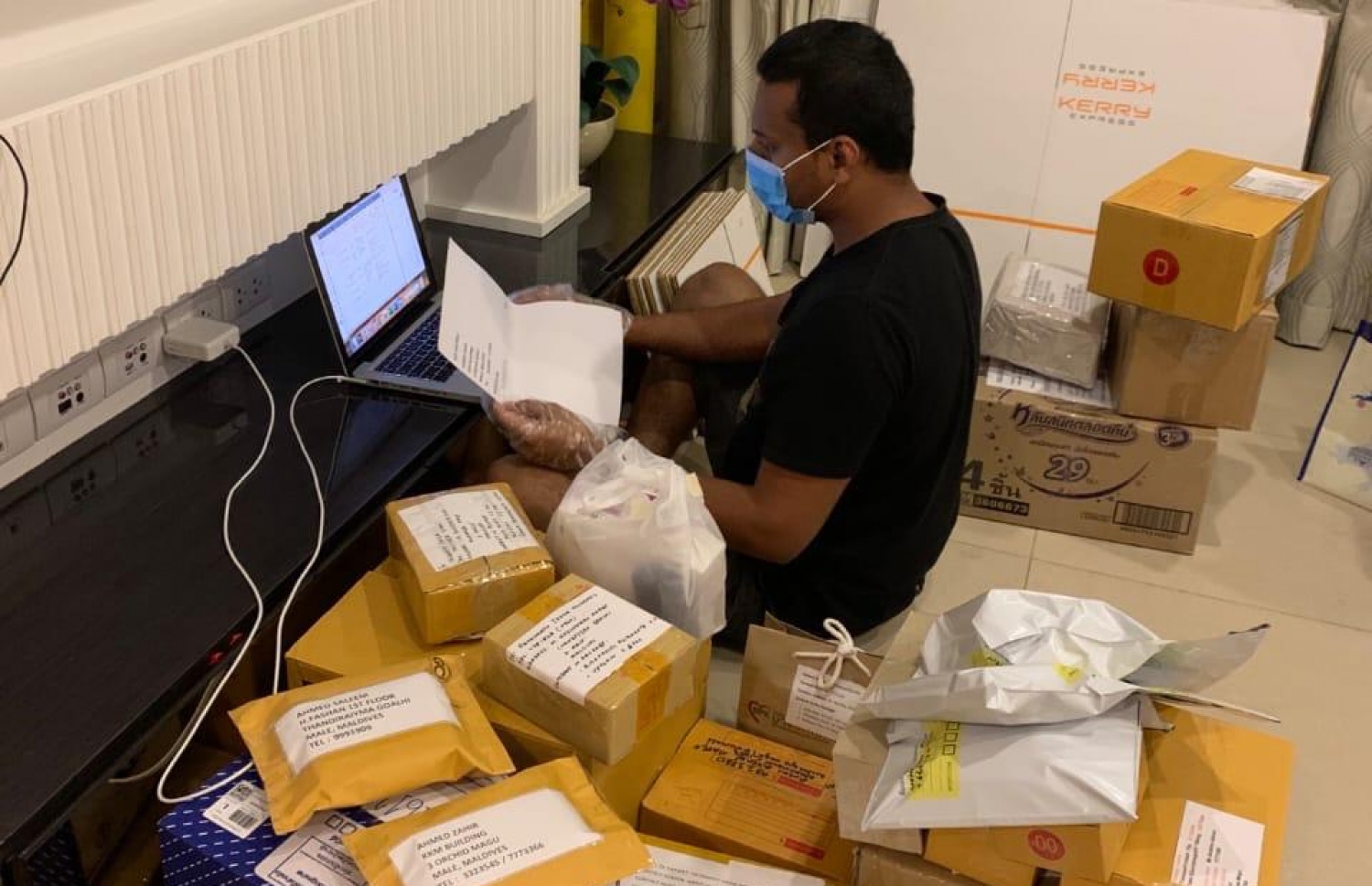 ތައިލެންޑް އެމްބަސީ މެދުވެރިކޮށް ގެންނަ ބޭހުގެ މަސައްކަތްތައް މުވައްޒަފަކު ގޭގައި ކުރަނީ