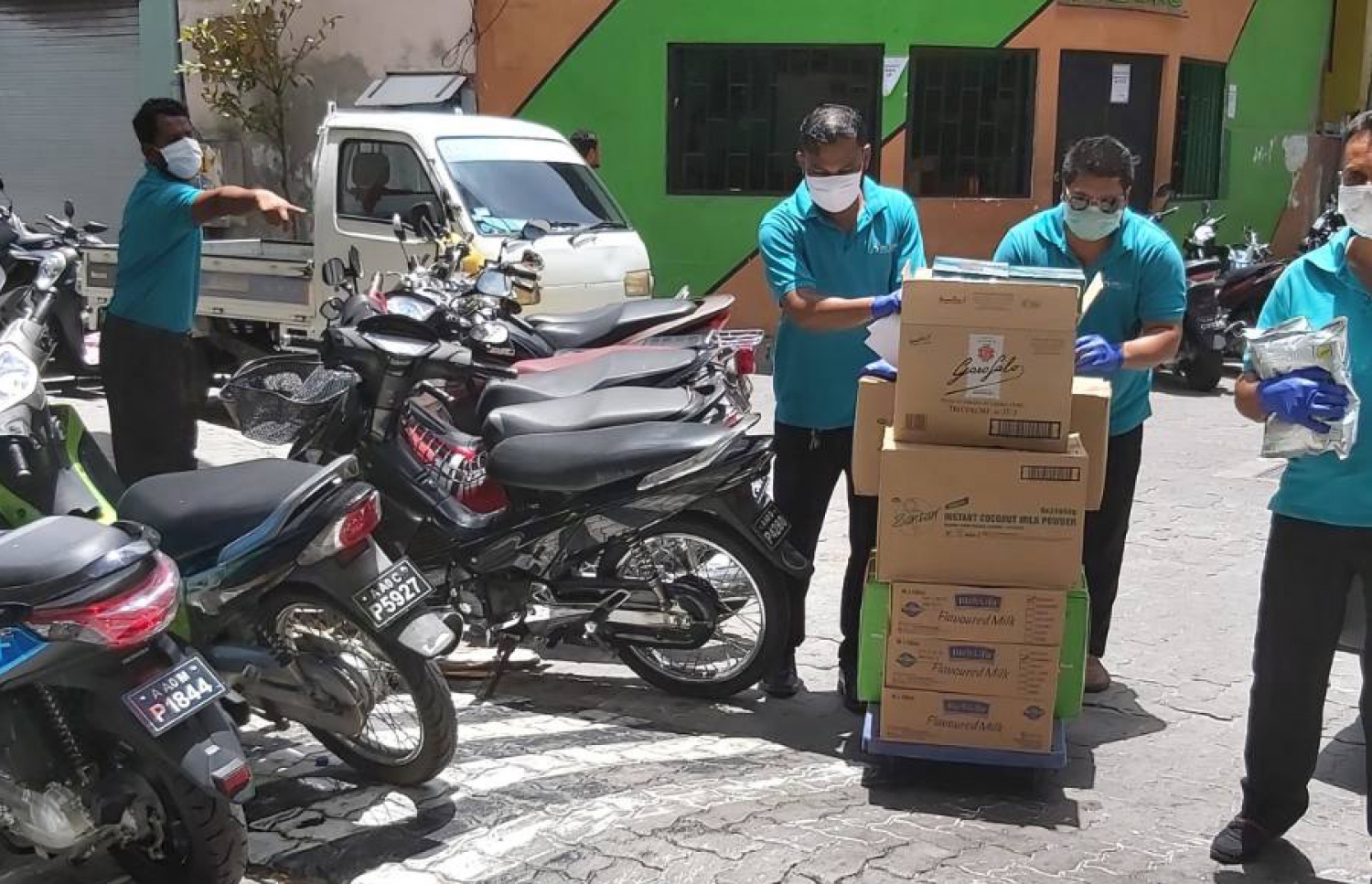 ސިމްޑީގެ މުވައްޒަފުންތަކެއް ޑެލިވަރީ ކުރުމުގައި-- ފޮޓޯ:ސިމްޑީ