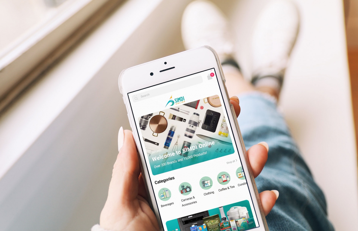 ސިމްޑީގެ ކަސްޓަމަރަކު އެ ކުންފުނީގެ މޯބައިލް އެޕް ބޭނުންކުރަނީ. -- ފޮޓޯ:ސިމްޑީ