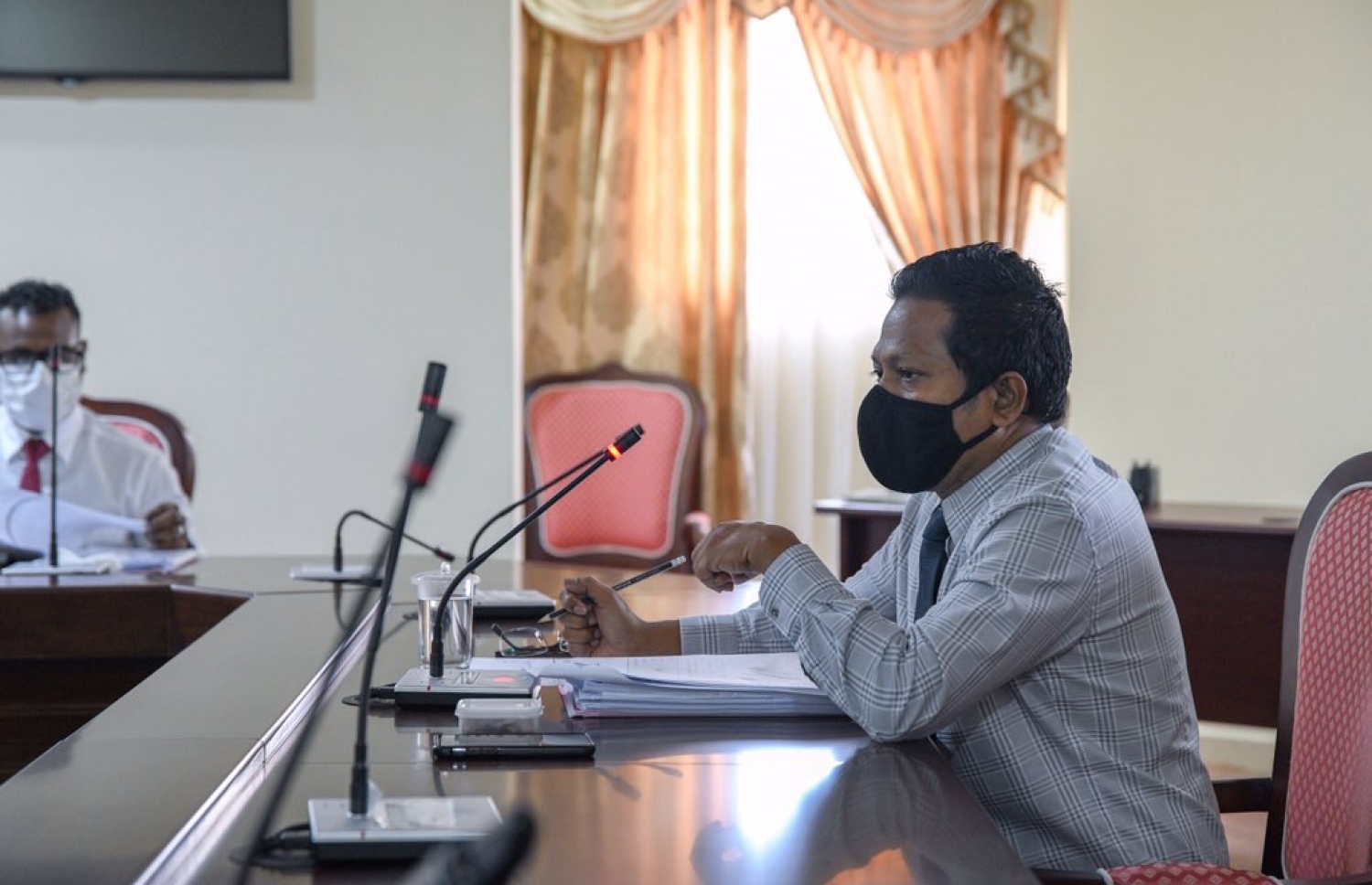 ރައްޔިތުންގެ މަޖިލީހުގެ ޖުޑީޝިއަރީ ކޮމެޓީގެ ބައްދަލުވުމުގައި މުގައްރިރު އިމްތިޔާޒް ފަހުމީ ވާހަކަ ދައްކަވަނީ- ފޮޓޯ: މަޖިލިސް