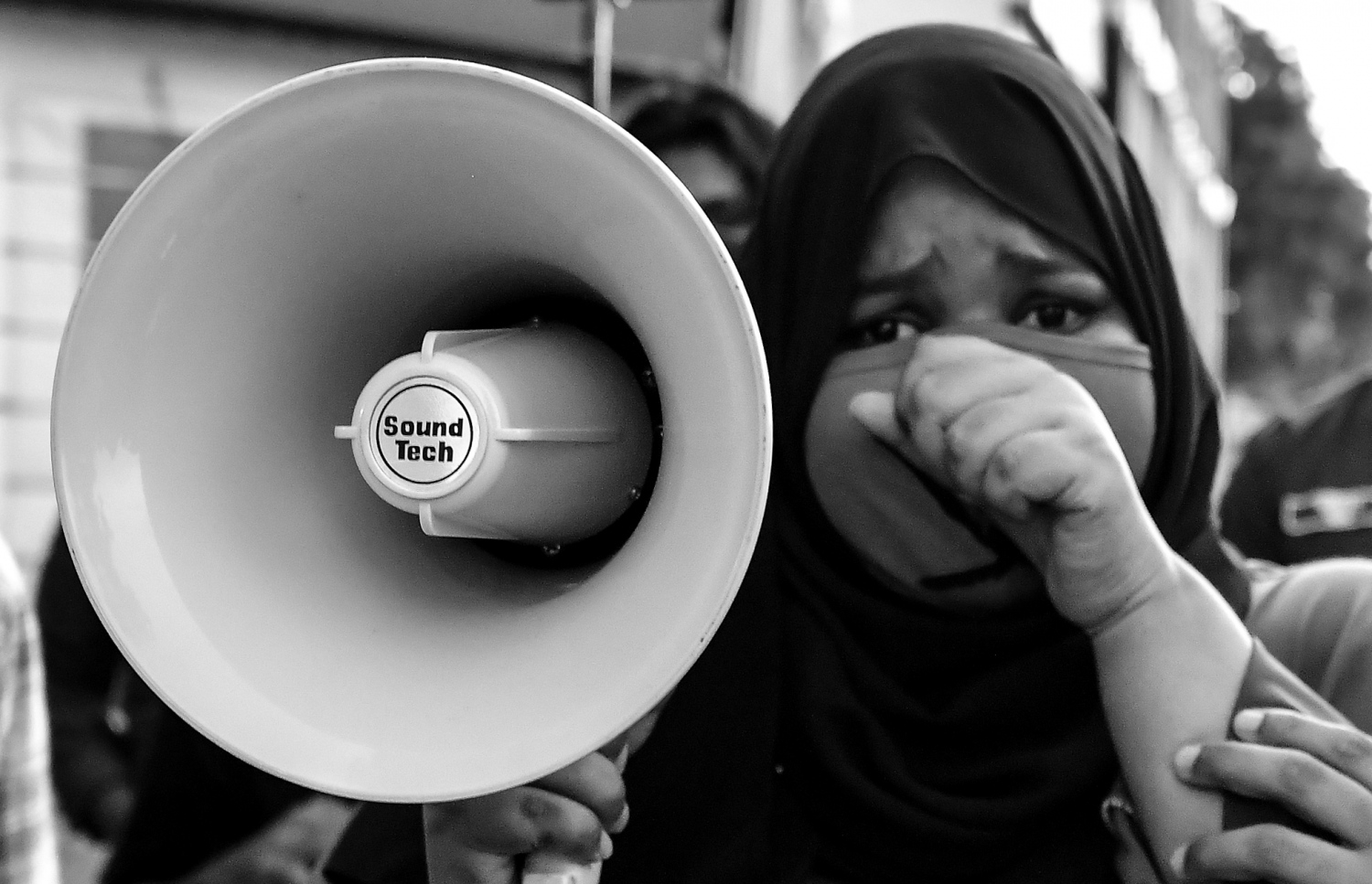 2020 ގައި މާލޭގައި ޖިންސީ ގޯނާއާ ދެކޮޅަށް ބޭއްވި މުޒާހަރާއެއްގައި އެ ފަދަ ހާދިސާއެއް ދިމާވި ޒުވާނަކު ވާހަކަ ދައްކަނީ.-- ފޮޓޯ: ނިޝާން އަލީ | މިހާރު