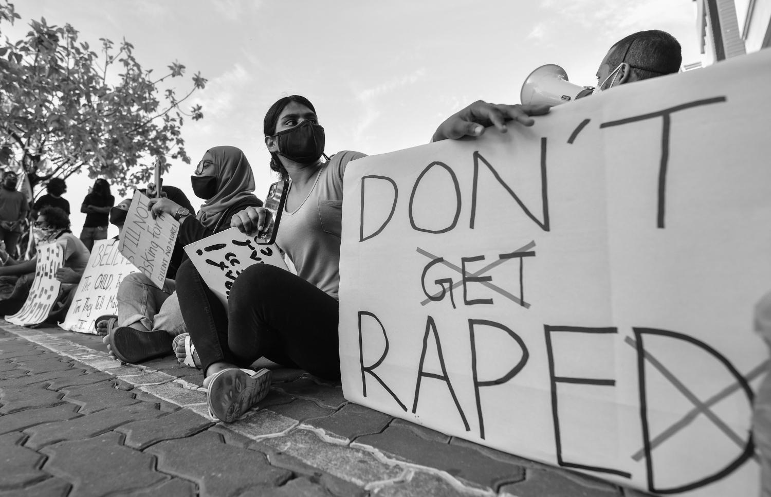 ހުޅުމާލޭ ފަޅުގައި އޮތް ސަފާރީއެއްގައި ކެންޔާ އަންހެނަކަށް ޖިންސީ ގޯނާކުރި މައްސަލާގައި އިންސާފަށް އެދި މުޒާހަރާ ކުރަނީ.-- ފައިލް ފޮޓޯ: ނިޝާން އަލީ /މިހާރު