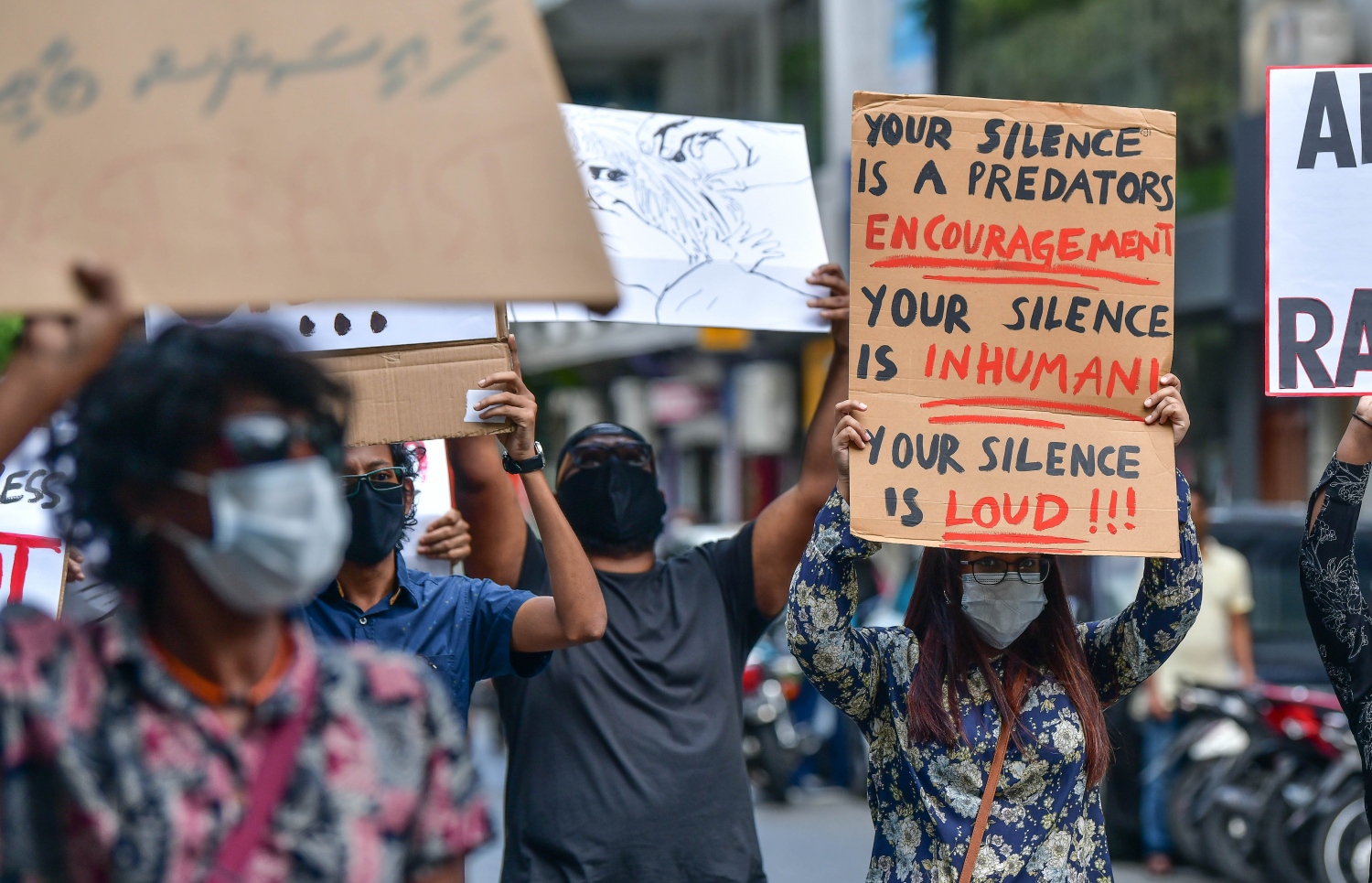 އަންހެނަކަށް ޖިންސީ ގޯނާކުރި ކަމަށް ތުހުމަތު ކުރެވޭ ދިވެހި ދެ ފިރިހެނުން ހައްޔަރު ކުރުމަށް ފަހު ދޫކޮށްލި މައްސަލަ ހޫނުވެ، ގިނަ ބަޔަކު ނުކުމެ ޖިންސީ އަނިޔާ އާ ދެކޮޅަށް މުޒާހަރާ ކުރަނީ.-- ފޮޓޯ: ނިޝާން އަލީ /މިހާރު