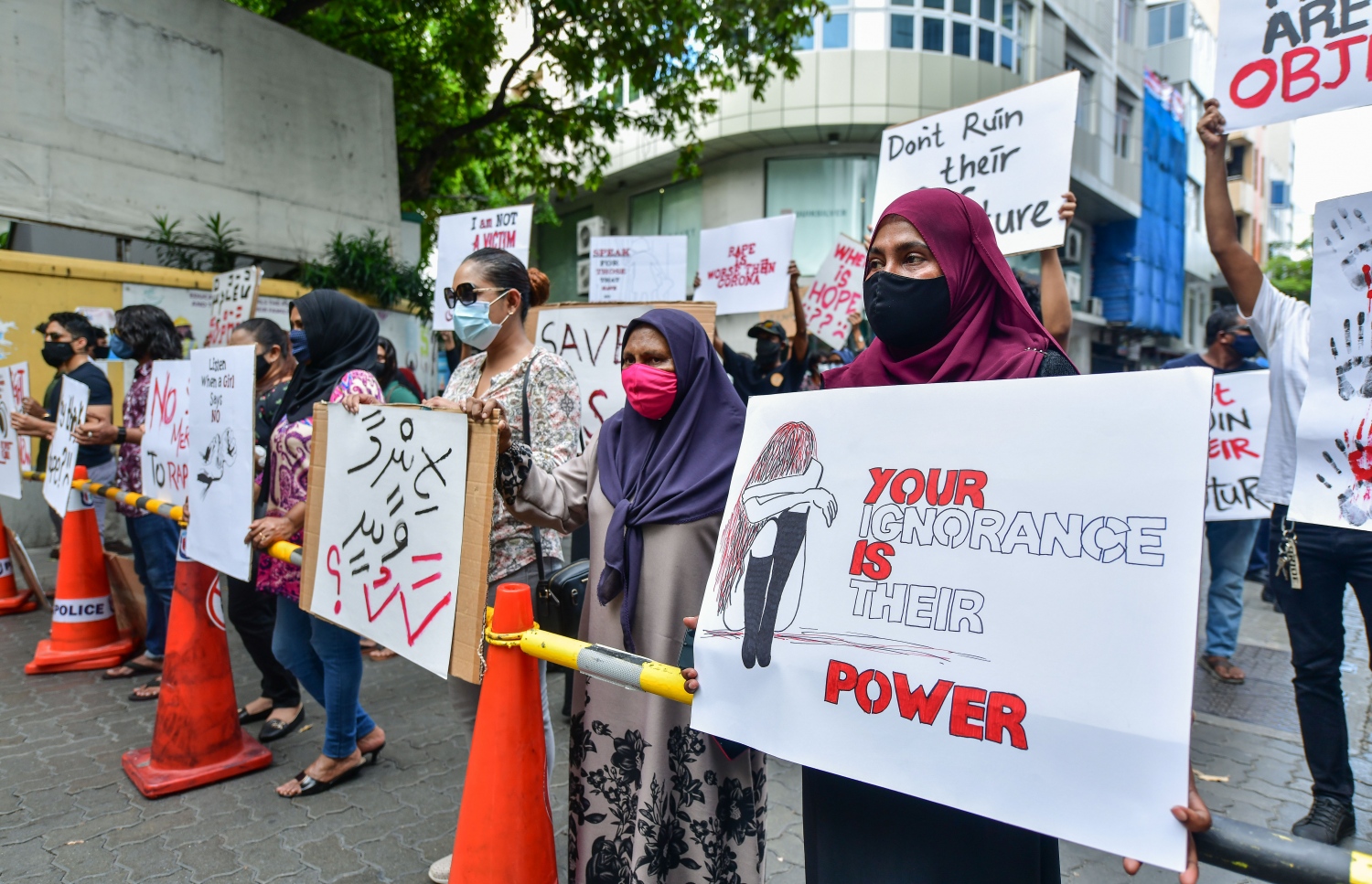 ޖިންސީގޯނާއާ ދެކޮޅަށް ބަަޔަކު މުޒާހަރާ ކުރަނީ.-- ފޮޓޯ: ނިޝާން އަލީ /މިހާރު