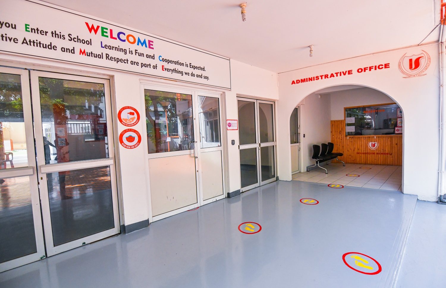 ސްކޫލްތެރޭގައި މި ދުވަސްވަރު އުޅޭއިރު، ކޮވިޑް-19 އިން ރައްކާތެރިވުމަށްޓަައި ސޯޝަލް ޑިސްޓެންސިން ބަހައްޓަން ޖެހޭ ގޮތް ދައްކައި ދިނުމަށް އިމާދުއްދީން ސްކޫލްގެ ތެރެއިން ބިންމަތީގައި މާކް ކޮށްފައި.---ފޮޓޯ: އަހުމަދު އަވްޝަން/މިހާރު