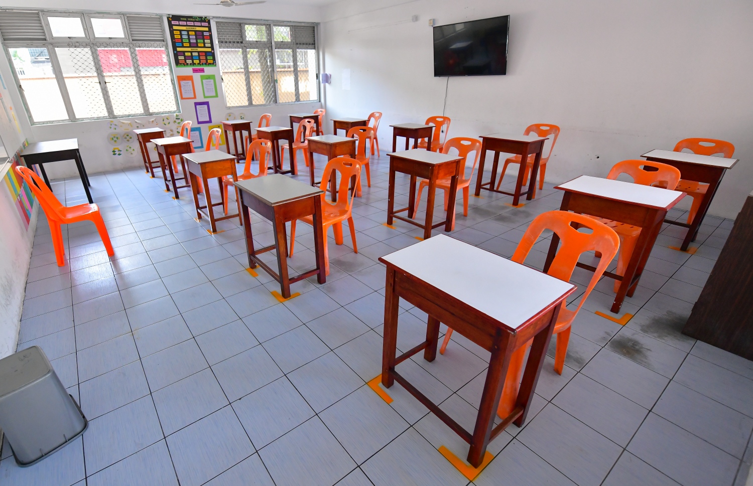 މާލެ: ޖޫން 30، 2020- އިމާދުއްދީން ސްކޫލްގެ ކުލާހެއްގައި، ކުދިން އިށީނދެގެން ތިބޭއިރު ސޯޝަލް ޑިސްޓެންސިން ބެހެއްޓޭ ގޮތަށް މޭޒުތަކާއި ގޮނޑިތައް އަތުރާފައި.---ފޮޓޯ: އަހުމަދު އަވްޝަން/މިހާރު