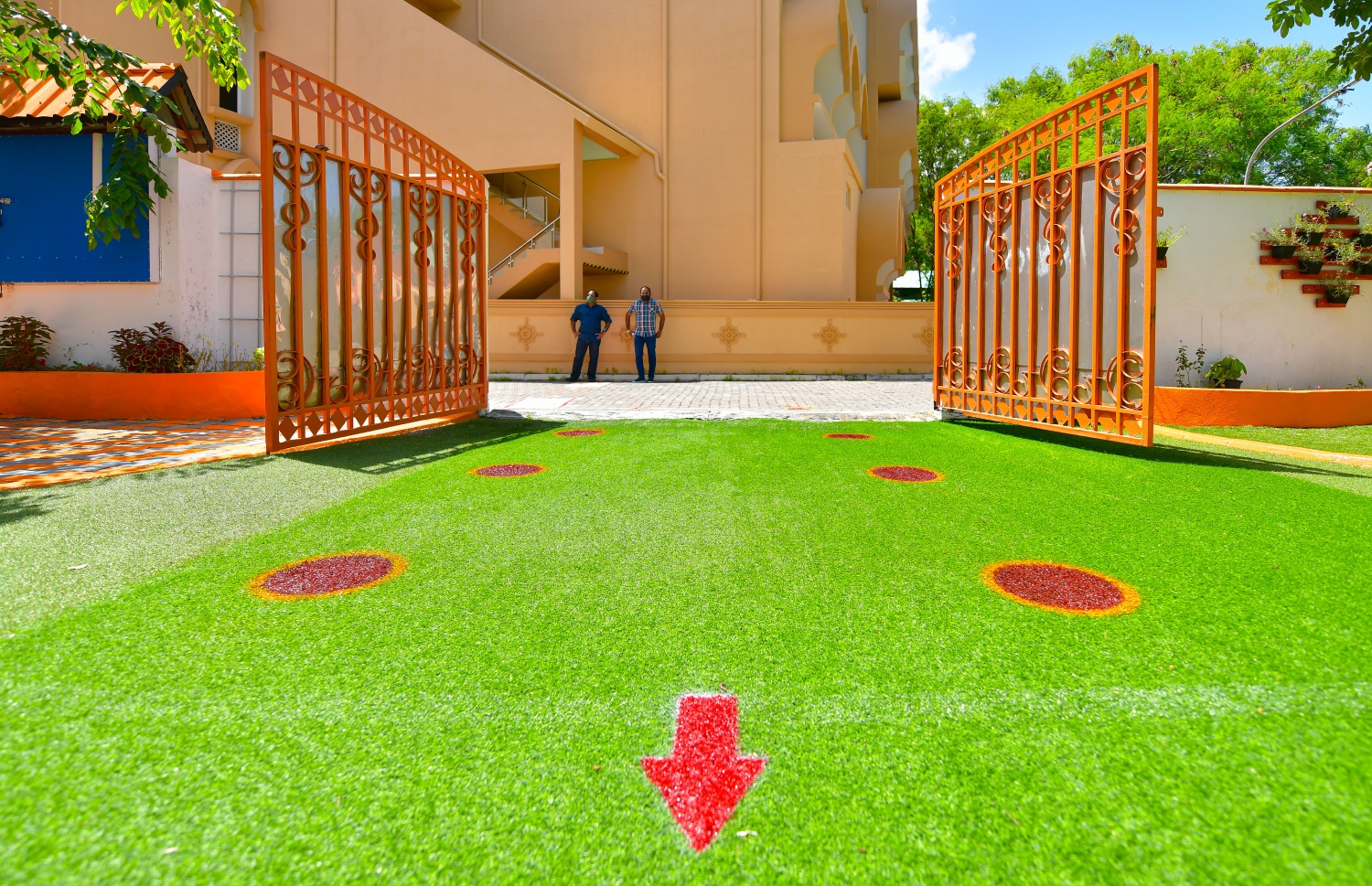 ސްކޫލްތެރޭގައި މި ދުވަސްވަރު އުޅޭއިރު، ކޮވިޑް-19 އިން ރައްކާތެރިވުމަށްޓަައި ސޯޝަލް ޑިސްޓެންސިން ބަހައްޓަން ޖެހޭ ގޮތް ދައްކައި ދިނުމަށް އިމާދުއްދީން ސްކޫލަށް ކުދިން ވަންނަ ގޭޓު ކައިރިން ބިންމަތީގައި މާކް ކޮށްފައި.---ފޮޓޯ: އަހުމަދު އަވްޝަން/މިހާރު