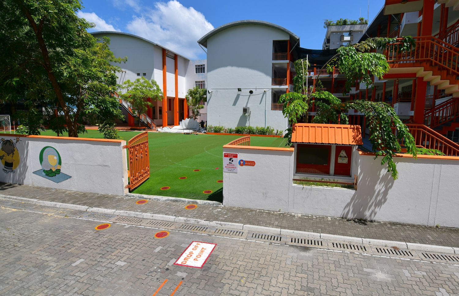 ސްކޫލްތެރޭގައި މި ދުވަސްވަރު އުޅޭއިރު، ކޮވިޑް-19 އިން ރައްކާތެރިވުމަށްޓަައި ސޯޝަލް ޑިސްޓެންސިން ބަހައްޓަން ޖެހޭ ގޮތް ދައްކައި ދިނުމަށް އިމާދުއްދީން ސްކޫލަށް ކުދިން ވަންނަ ގޭޓު ކައިރިން ބިންމަތީގައި މާކް ކޮށްފައި.---ފޮޓޯ: އަހުމަދު އަވްޝަން/މިހާރު