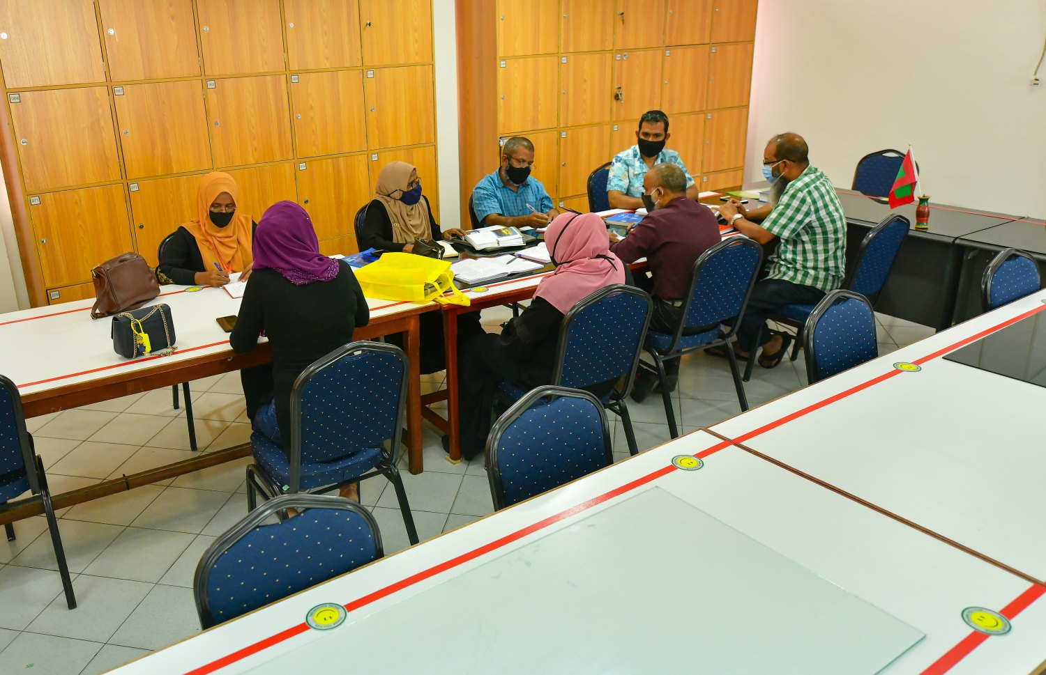 އިމާދުއްދީން ސްކޫލްގެ ޓީޗަރުންތަކެއް، މާދަމާ އެ ސްކޫލްގައި ކިޔަވައިދޭން ފަށަންވާއިރަށް ކަންކަން ރޭވުމުގެ މަޝްވަރާއެއް މިއަދު ކުރިއަށް ގެންދަނީ.---ފޮޓޯ: އަހުމަދު އަވްޝަން/މިހާރު