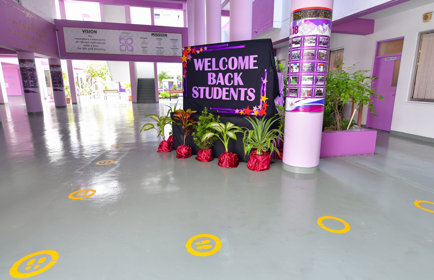 ސްކޫލްތެރޭގައި މި ދުވަސްވަރު އުޅޭއިރު، ކޮވިޑް-19 އިން ރައްކާތެރިވުމަށްޓަައި ސޯޝަލް ޑިސްޓެންސިން ބަހައްޓަން ޖެހޭ ގޮތް ދައްކައި ދިނުމަށް ހިރިޔާ ސްކޫލްގެ ބިންމަތީގައި މާކް ކޮށްފައި.---ފޮޓޯ: އަހުމަދު އަވްޝަން/މިހާރު