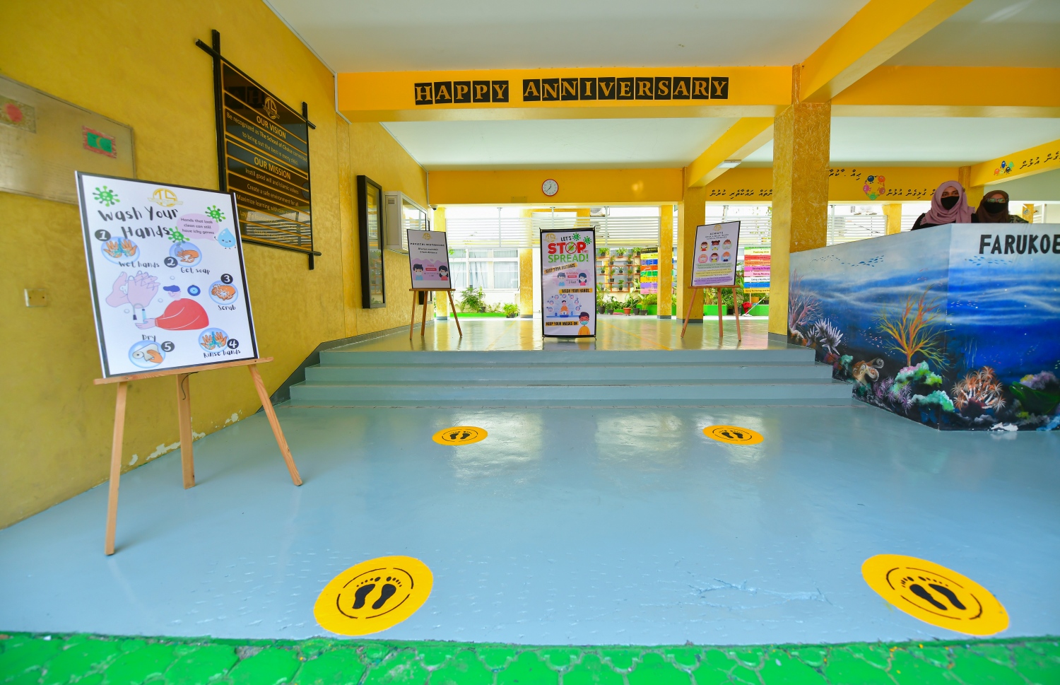 ސްކޫލްތެރޭގައި މި ދުވަސްވަރު އުޅޭއިރު، ކޮވިޑް-19 އިން ރައްކާތެރިވުމަށްޓަައި ސޯޝަލް ޑިސްޓެންސިން ބަހައްޓަން ޖެހޭ ގޮތް ދައްކައި ދިނުމަށް ތާޖުއްދީން ސްކޫލްގެ ގޭޓު ކައިރިން ބިންމަތީގައި ސްޓިކާ ތައްކޮށްފައި.---ފޮޓޯ: އަހުމަދު އަވްޝަން/މިހާރު