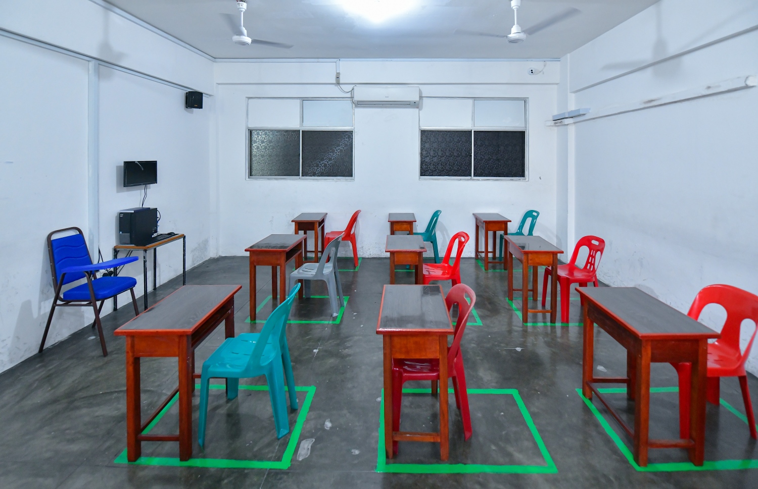 މާލެ: ޖޫން 30، 2020- އަހުމަދިއްޔާ ސްކޫލްގެ ކުލާހެއްގައި، ކުދިން އިށީނދެގެން ތިބޭއިރު ސޯޝަލް ޑިސްޓެންސިން ބެހެއްޓޭ ގޮތަށް މޭޒުތަކާއި ގޮނޑިތައް އަތުރާފައި.---ފޮޓޯ: އަހުމަދު އަވްޝަން/މިހާރު