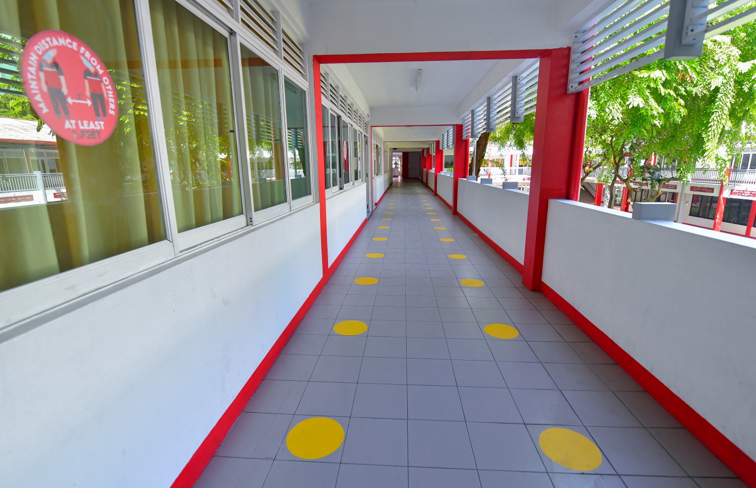 ސްކޫލްތެރޭގައި މި ދުވަސްވަރު އުޅޭއިރު، ކޮވިޑް-19 އިން ރައްކާތެރިވުމަށްޓަައި ސޯޝަލް ޑިސްޓެންސިން ބަހައްޓަން ޖެހޭ ގޮތް ދައްކައި ދިނުމަށް އިސްކަންދަރު ސްކޫލްގެ ކްލާސްރޫމްތަކެއް ކައިރިން ބިންމަތީގައި މާކް ކޮށްފައި.---ފޮޓޯ: އަހުމަދު އަވްޝަން/މިހާރު