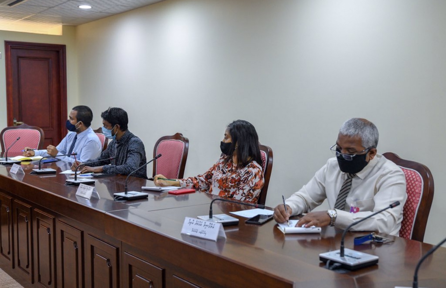 ދަރިވަރުން އޮންލައިންކޮށް ކިޔެވުމުގައި އިންޓަނެޓުގެ ރައްކާތެރިކަން އޮތް މިންވަރާ ބެހޭގޮތުން އެޑިއުކޭޝަން މިނިސްޓްރީގެ އޮފިޝަލުން މަޖިލީހުގެ ކޮމިޓީގައި އިއްޔެ ވާހަކަދައްކަވަނީ. ފޮޓޯ: މަޖލިސް