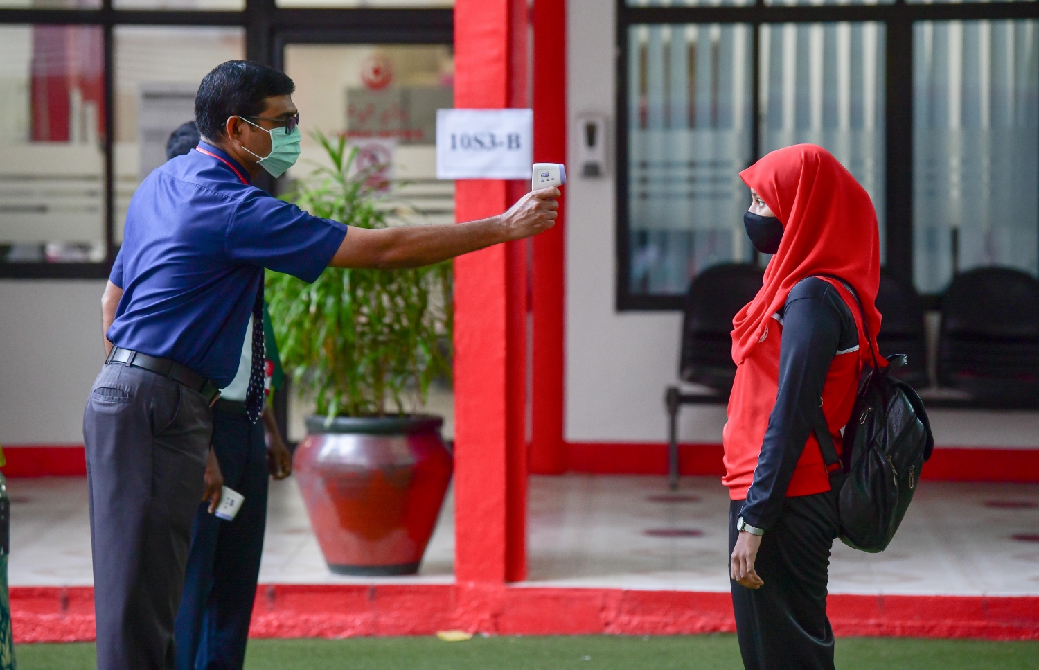 މާލެ: ޖުލައި 1، 2020: އިސްކަންދަރު ސްކޫލުގެ ދަރިވަރަކު ސްކޫލަށް ވަނުމުގެ ކުރިން ޓެސްޓު ކުރަނީ-- ފޮޓޯ: ނިޝާން އަލީ /މިހާރު