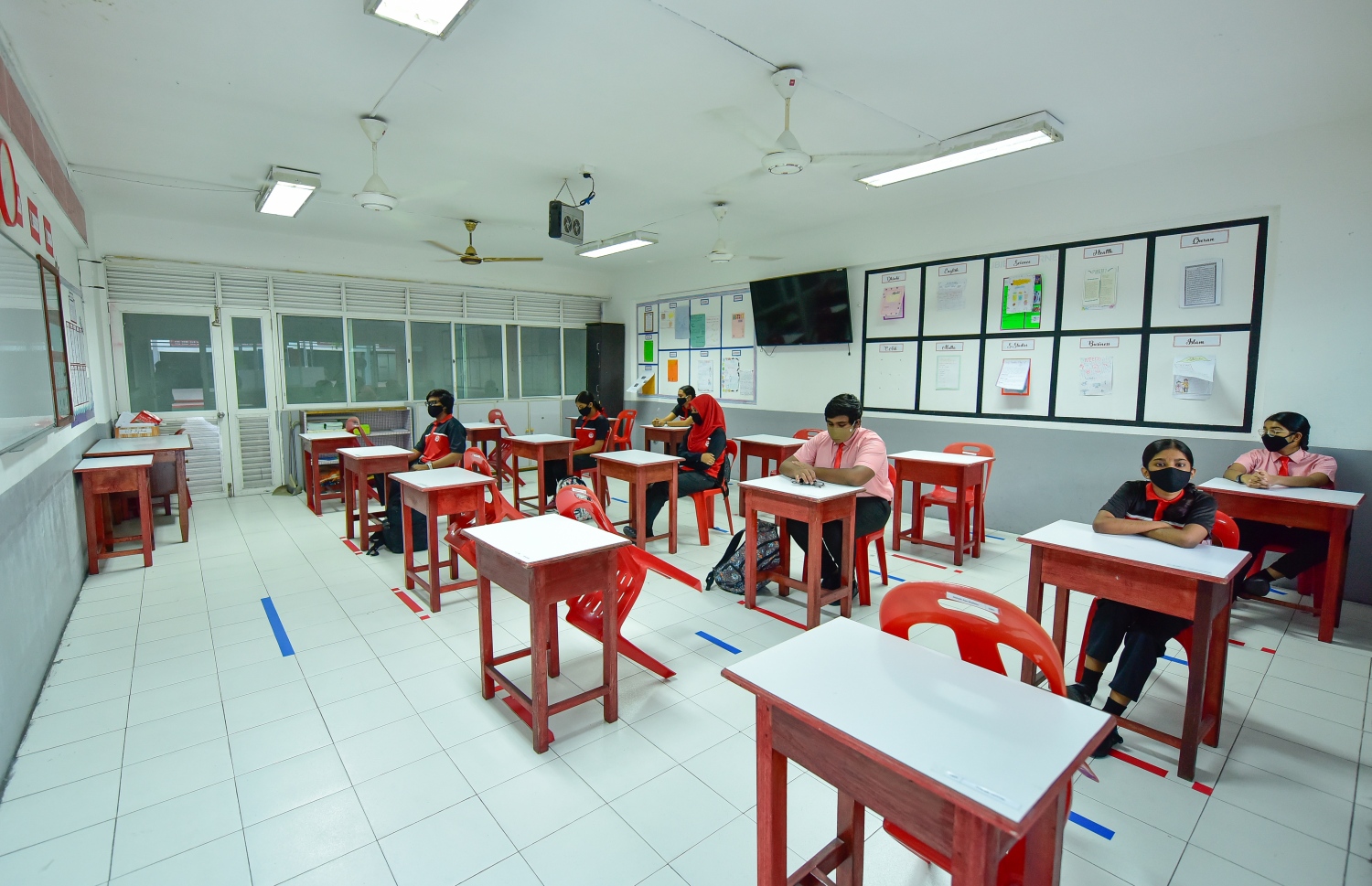 ނިއު ނޯމަލްގައި އިސްކަންދަރު ސްކޫލްގެ ކްލާހެއްގައި ދަރިވަރުން ކިޔަވަނީ.-- ފޮޓޯ: އަހުމަދު އަވްޝަން/ މިހާރު