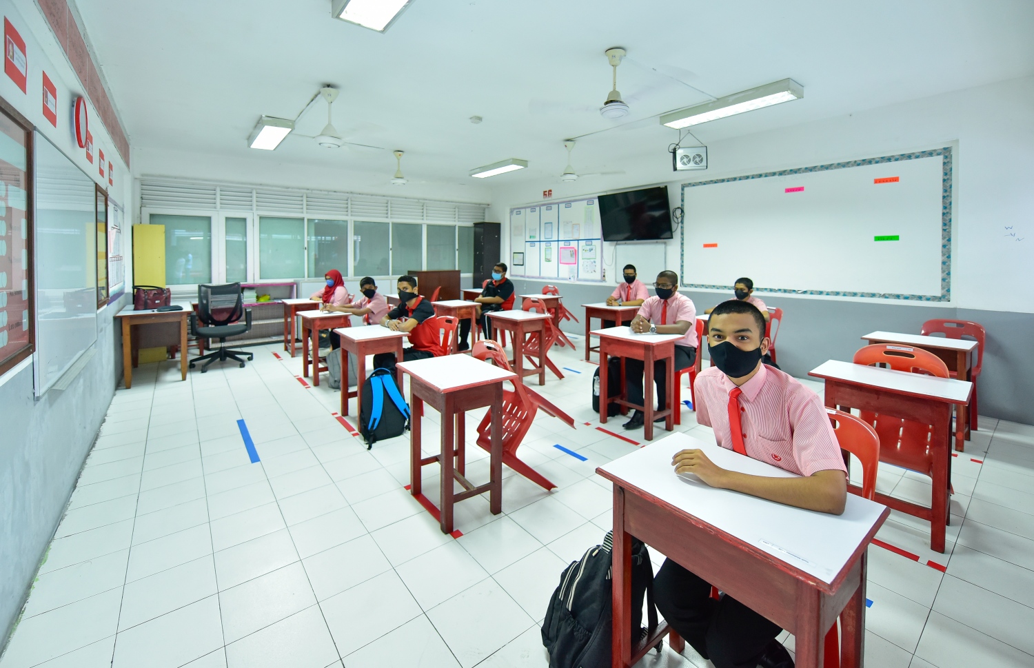 މާލެ: ޖުލައި 1، 2020: އިސްކަންދަރު ސްކޫލުގައި ގައިދުރުކުރުމުގެ ގޮތުން ދަރިވަރުން ތިން ފޫޓުގެ ދުރުމިނުގައި އިށީންދެގެން.-- ފޮޓޯ: ނިޝާން އަލީ /މިހާރު