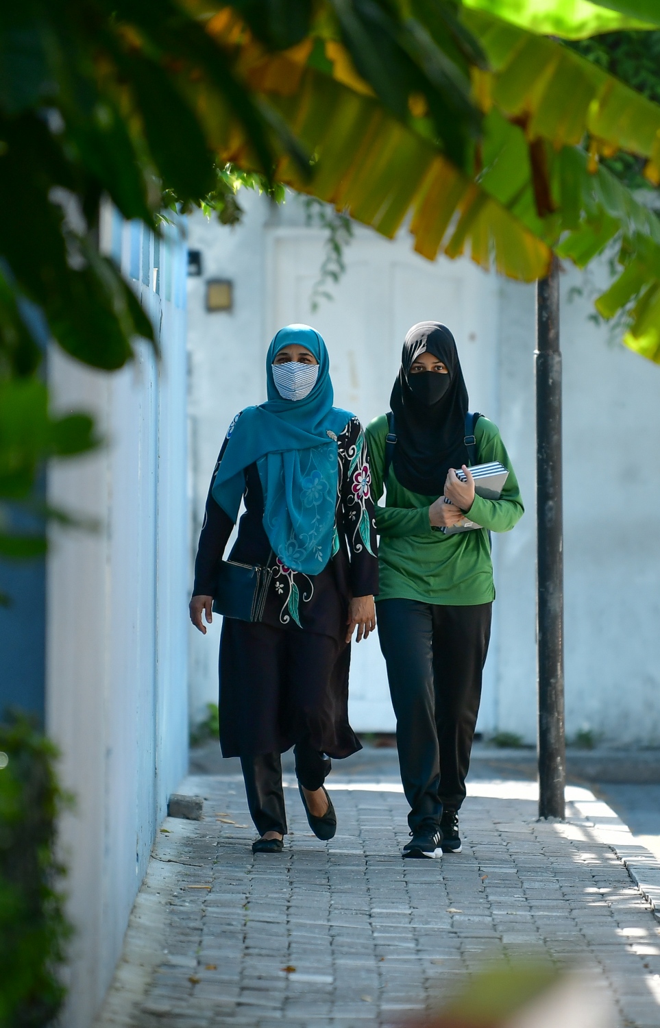 މާލެ: ޖުލައި 1، 2020: ދަރިވަރަކު ސްކޫލަށް މާސްކު އަޅައިގެން ދަނީ-- ފޮޓޯ: ނިޝާން އަލީ /މިހާރު