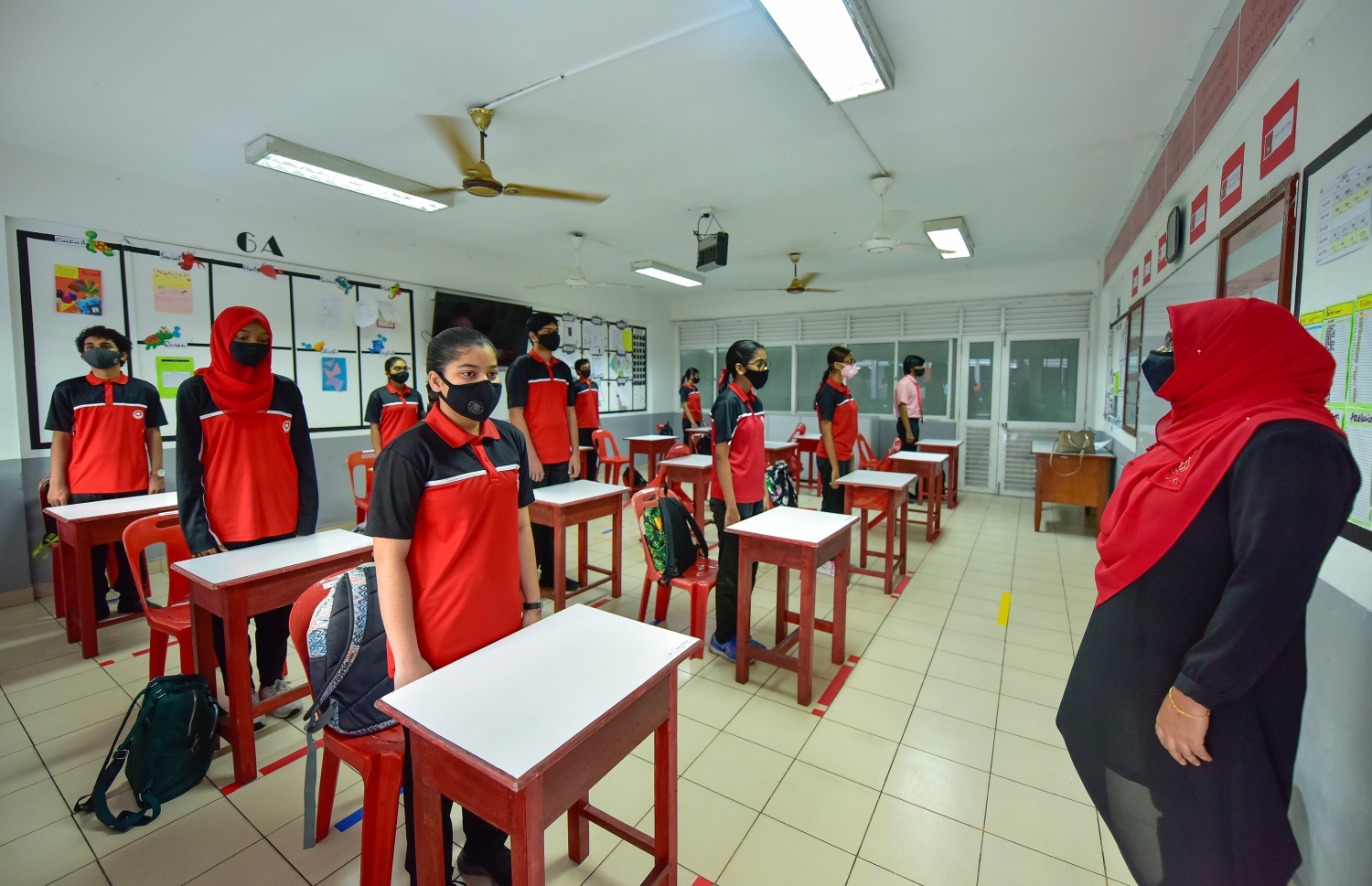 މާލެ: ޖުލައި 1، 2020: އިސްކަންދަރު ސްކޫލުގައި ގައިދުރުކުރުމުގެ ގޮތުން ދަރިވަރުން ތިން ފޫޓުގެ ދުރުމިން ބަހައްޓައިގެން ކުލާހުގައި ބައިވެރިވަނީ.-- ފޮޓޯ: އަހުމަދު އަވްޝަން /މިހާރު