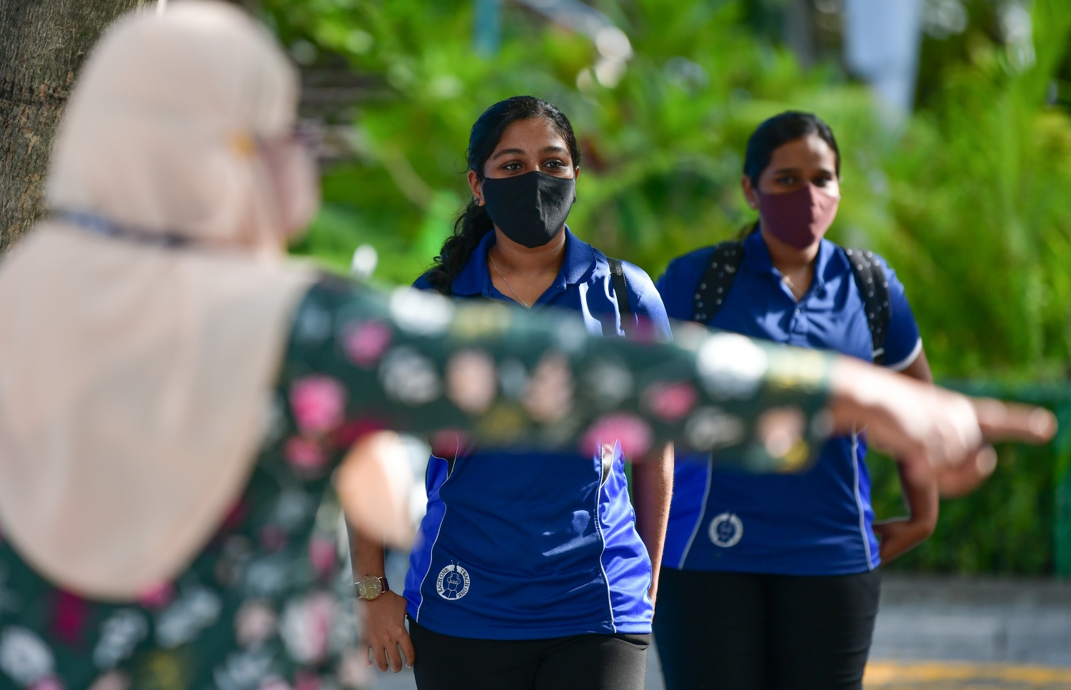 މާލެ: ޖުލައި 1، 2020: ސީއެޗްއެސްސީ ދަރިވަރުންތަކެއް މާސްކު އަޅައިގެން ސްކޫލަށް ވަންނަނީ.-- ފޮޓޯ: ނިޝާން އަލީ /މިހާރު