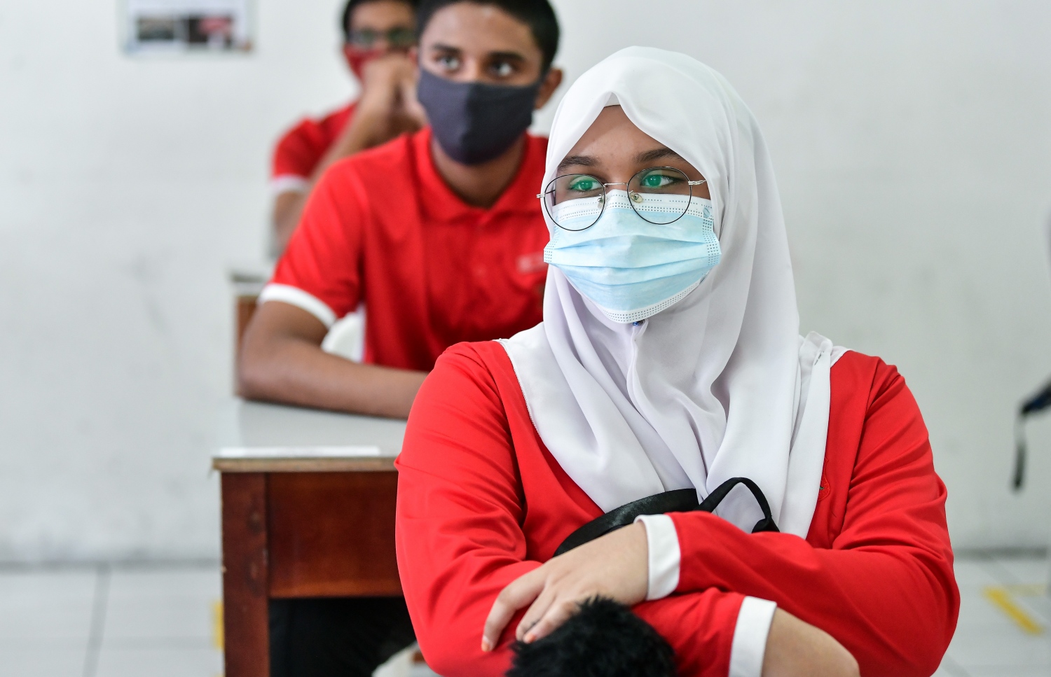 މާލެ: ޖުލައި 1، 2020: މަޖީދިއްޔާ ސްކޫލުގެ ދަރިވަރުން ކުލާހުގައި ތިން ފޫޓު ދުރުގައި އިށީންދެގެން.-- ފޮޓޯ: ނިޝާން އަލީ /މިހާރު