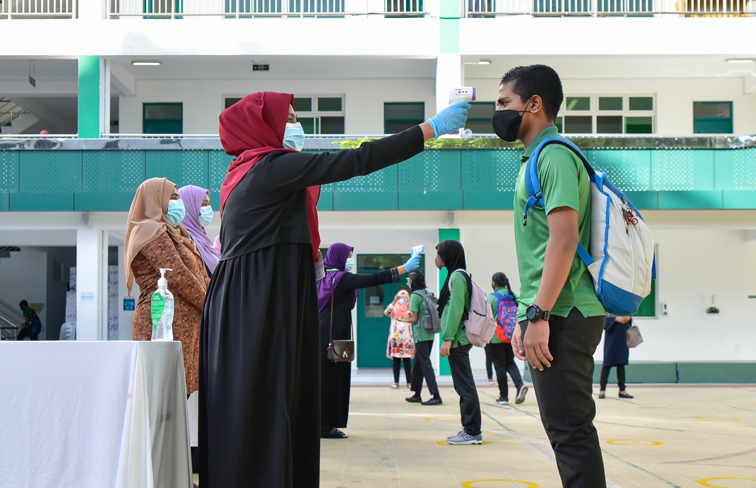މާލެ: ޖުލައި 1، 2020: އަމީނިއްޔާ ސްކޫލުގެ ދަރިވަރުން ކުލާހަށް ވަނުމުގެ ކުރިން ޓެސްޓު ހަދަނީ.-- ފޮޓޯ: އަހުމަދު އަވްޝަން /މިހާރު