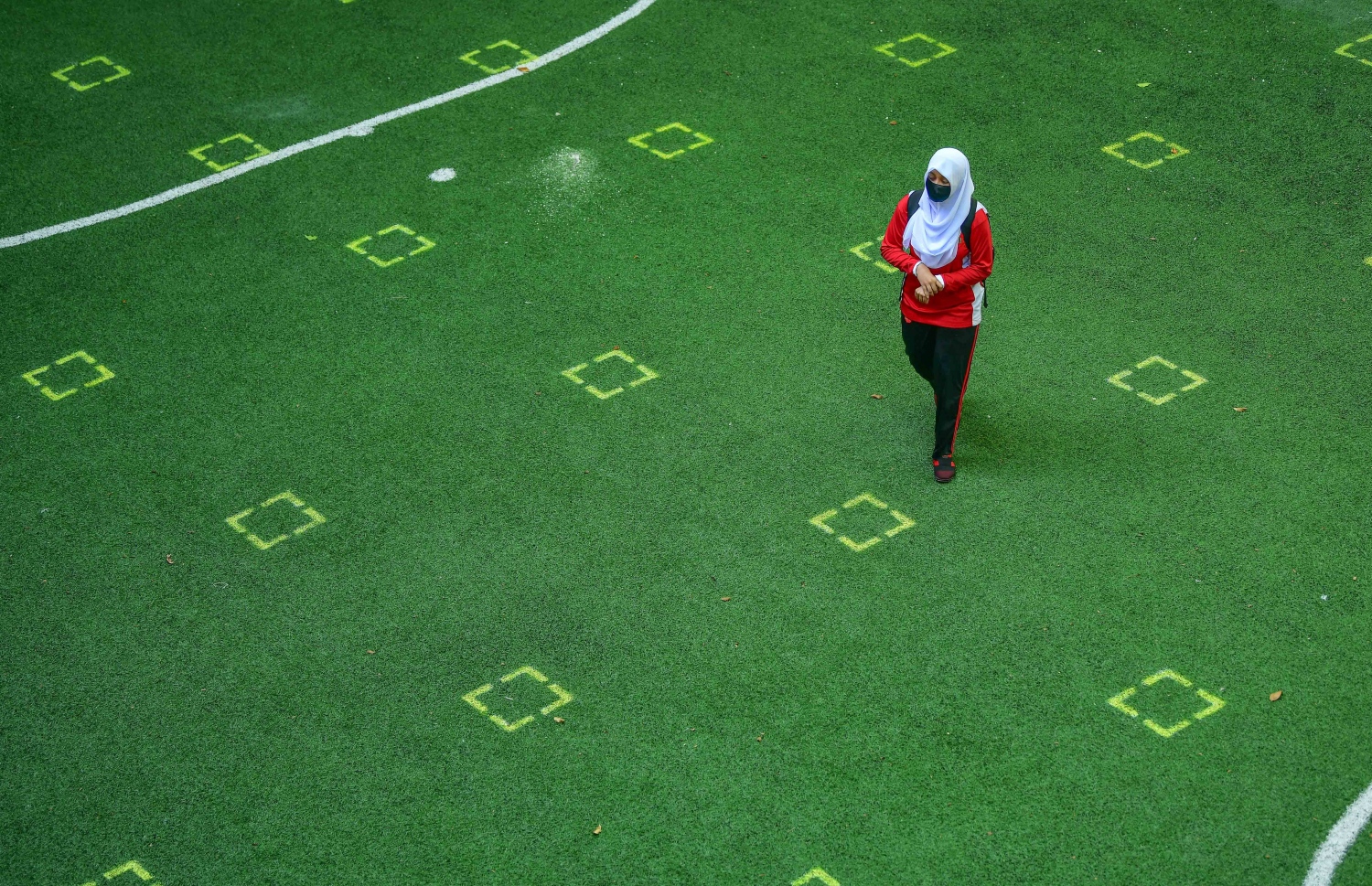 މާލެ: ޖުލައި 1، 2020: މަޖީދިއްޔާ ސްކޫލުގެ ދަރިވަރަކު އެ ސްކޫލުގައި ގައިދުރުކުރުމުގެ ގޮތުން ހަދާފައިވާ ފާހަގައެއްގައި މަޑުކޮށްލައިގެން.-- ފޮޓޯ: ނިޝާން އަލީ /މިހާރު