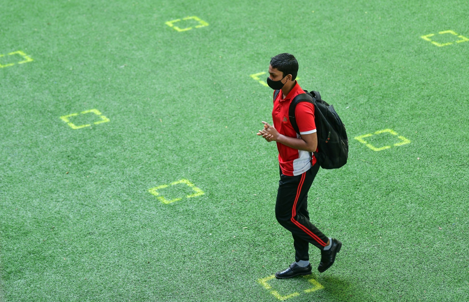 މާލެ: ޖުލައި 1، 2020: މަޖީދިއްޔާ ސްކޫލުގެ ހޯލުގައި ގައިދުރު ކުރުމަށް ހަދާފައިވާ ފާހަގައެއްގައި ދަރިވަރަކު މަޑުކޮށްލައިގެން.-- ފޮޓޯ: ނިޝާން އަލީ /މިހާރު