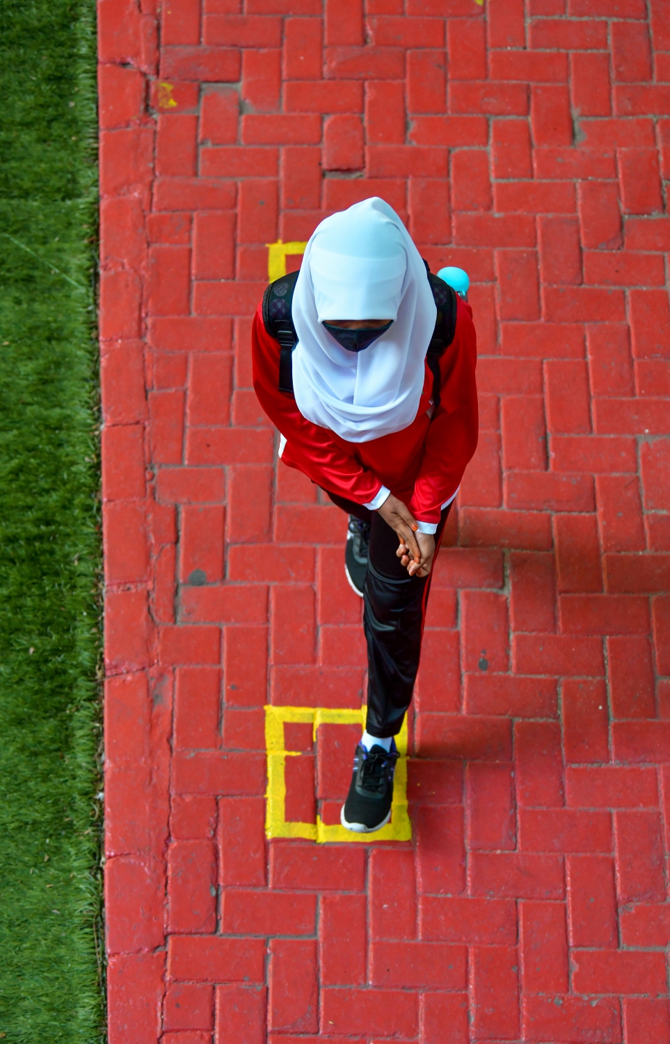 މާލެ: ޖުލައި 1، 2020: މަޖީދިއްޔާ ސްކޫލުގެ ދަރިވަރަކު އެ ސްކޫލުގައި ގައިދުރުކުރުމުގެ ގޮތުން ހަދާފައިވާ ފާހަގައެއްގައި މަޑުކޮށްލައިގެން.-- ފޮޓޯ: ނިޝާން އަލީ /މިހާރު