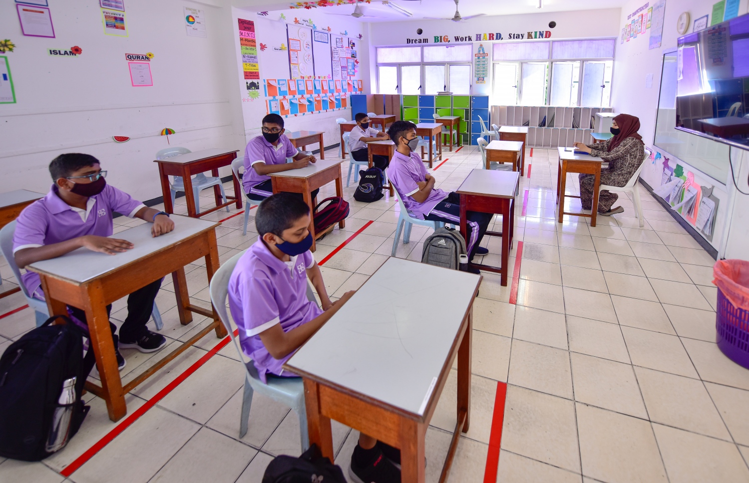 މާލެ: ޖުލައި 1، 2020: ހިރިޔާ ސްކޫލު ގެދަރިވަރުން ކުލާހުގައި ތިން ފޫޓު ދުރުގައި.-- ފޮޓޯ: އަހުމަދު އަވްޝަން /މިހާރު