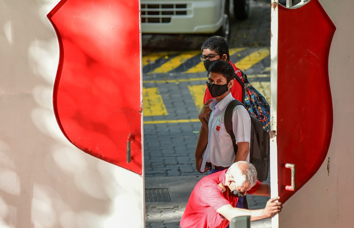 މާލެ: ޖުލައި 1، 2020: ޖަމާލުއްދީން ސްކޫލުގެ ދަރިވަރަކު މާސްކު އަޅައިގެން ސްކޫލަށް ވަނުމަށް މަގުމަތީ މަޑުކޮށްލައިގެން.-- ފޮޓޯ: ނިޝާން އަލި /މިހާރު