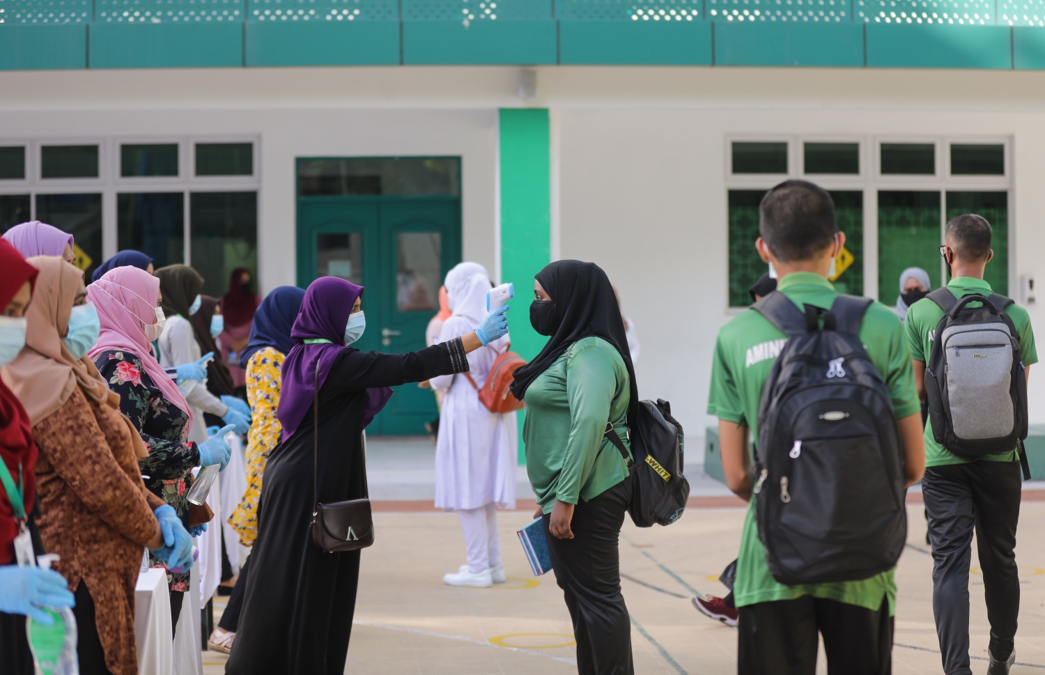 މާލެ: ޖުލައި 1، 2020: އަމީނިއްޔާ ސްކޫލުގެ ދަރިވަރުންތަކެއް ކުލާހަށް ވަނުމުގެ ކުރިން ޓެސްޓު ކުރަނީ.-- ފޮޓޯ: އަހުމަދު އަވްޝަން /މިހާރު