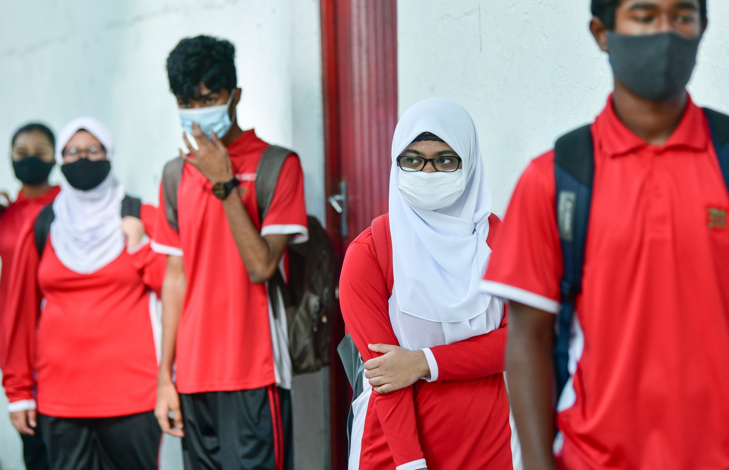 މާލެ: ޖުލައި 1، 2020: މަޖީދިއްޔާ ސްކޫލުގެ ދަރިވަރުންތަކެއް މާސްކު އަޅައިގެން ސްކޫލު ގޯތި ތެރޭގައި.-- ފޮޓޯ: ނިޝާން އަލީ /މިހާރު