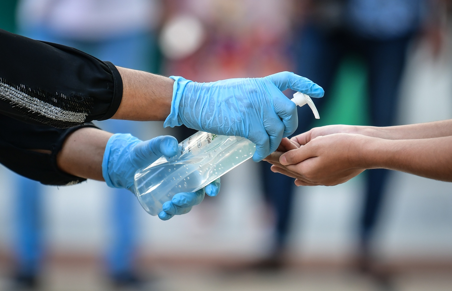 މާލެ: ޖުލައި 1، 2020: ދަރިވަރެއްގެ އަތަށް ސެނެޓައިޒާ އަޅައިދެނީ.-- ފޮޓޯ: ނިޝާން އަލީ /މިހާރު