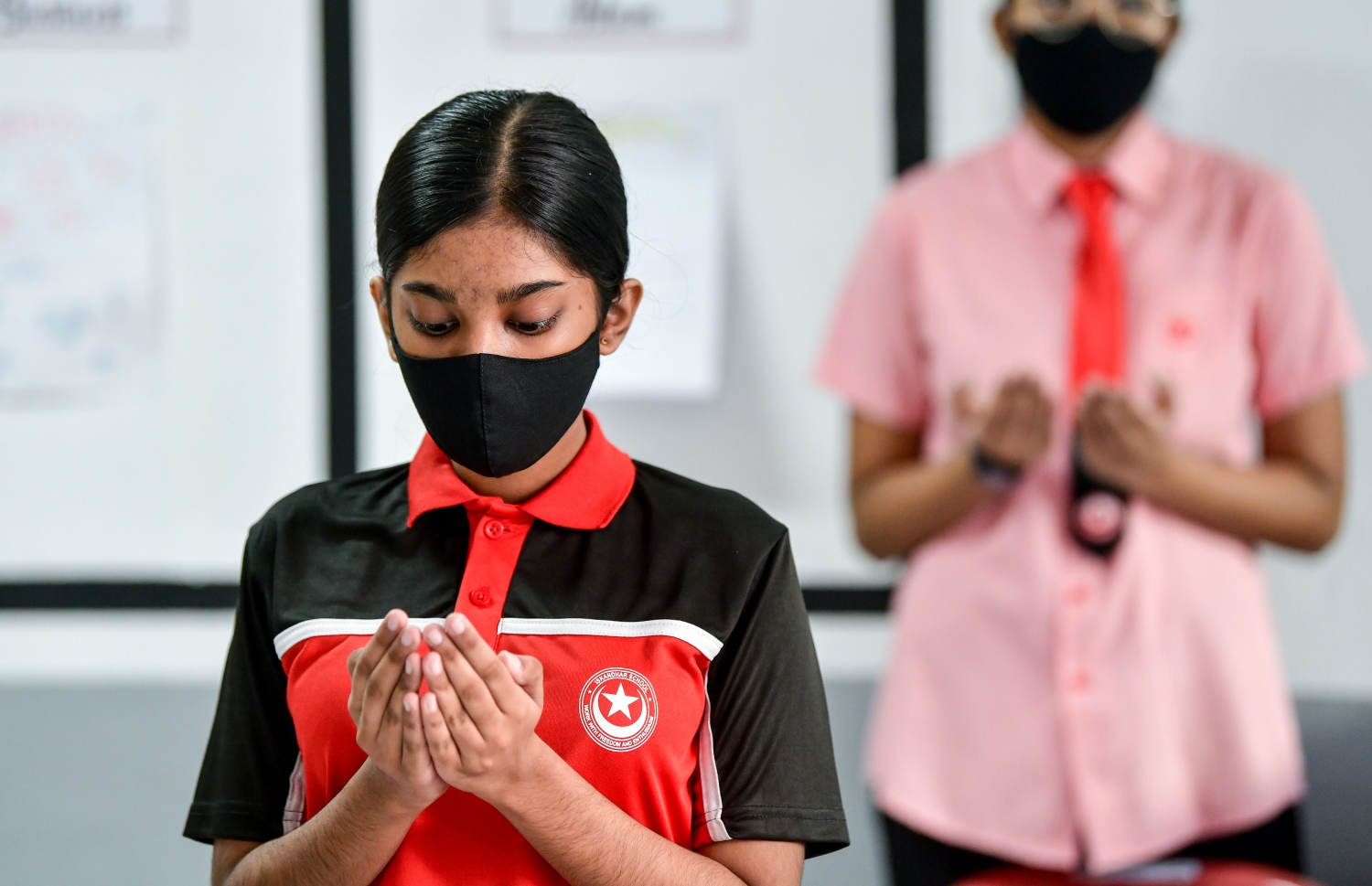 މާލެ: ޖުލައި 1، 2020: އިސްކަންދަރު ސްކޫލުގެ ދަރިވަރުން ގައިދުރުކުރުމުގެ ގޮތުން ތިން ފޫޓުގެ ދުރުމިނުގައި ތިބެ، އެސެމްބްލީގައި ބައިވެރިވަނީ.-- ފޮޓޯ: ނިޝާން އަލީ /މިހާރު