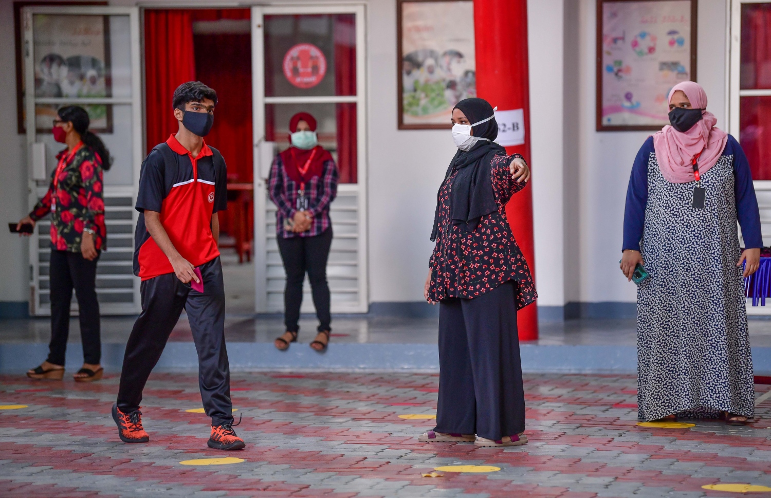 މާލެ: ޖުލައި 1، 2020: އިސްކަންދަރު ސްކޫލުގެ ދަރިވަރުންތަކެއް ކުލާހަށް ވަނުމުގެ ކުރިން ޓެސްޓު ކުރަނީ.-- ފޮޓޯ: އަހުމަދު އަވްޝަން /މިހާރު