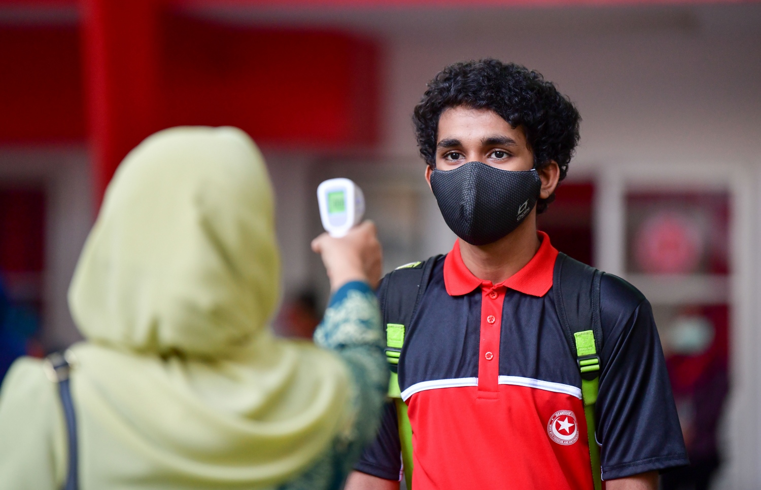 މާލެ: ޖުލައި 1، 2020: އިސްކަންދަރު ސްކޫލުގެ ދަރިވަރަކު ކުލާހަށް ވަނުމުގެ ކުރިން ޓެސްޓު ހަދަނީ.-- ފޮޓޯ: ނިޝާން އަލީ /މިހާރު