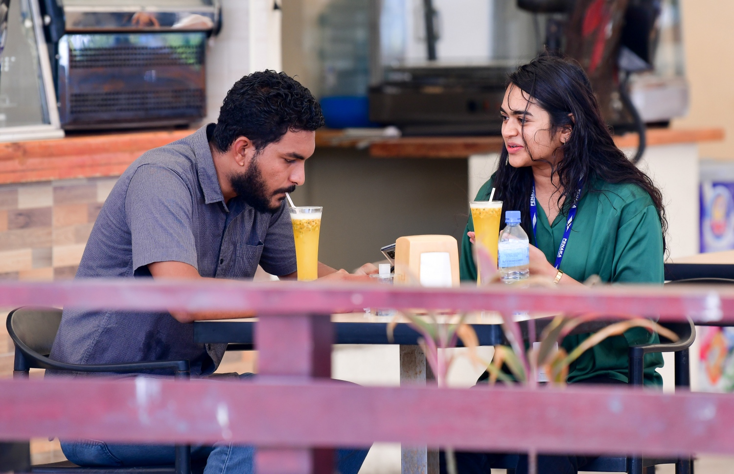 މާލެ: ޖުލައި 1، 2020: ކޮވިޑް-19 އާ ގުޅިގެން އެޅި ރައްކާތެރިކަމުގެ ފިޔަވަޅުތަކުގެ ތެރޭގައި ކެއުންބުއިމުގެ ހިދުމަތް ދޭ ތަންތަނަށް މީހުން ވަނުން މަނާކުރިތާ ތިން މަހަށް ވުރެ ގިނަ ދުވަހަށްފަހު، މާލެ އާއި ހުޅުމާލެ އާއި ވިލިމާލޭގައި، އަލުން އާންމުންނަށް ހޮޓާ/ރެސްޓޯރެންޓް/ކެފޭތައް ހުޅުވާލުމާއެކު ފުޑްކޯޓުގައި ހުރި ކެފޭ އެއްގައި ބަޔަކު ސައި ބޮނީ.-- ފޮޓޯ: ނިޝާން އަލީ /މިހާރު