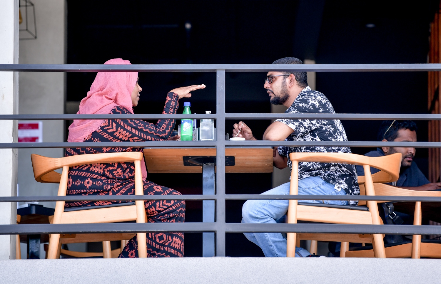 މާލެ: ޖުލައި 1، 2020: ކޮވިޑް-19 އާ ގުޅިގެން އެޅި ރައްކާތެރިކަމުގެ ފިޔަވަޅުތަކުގެ ތެރޭގައި ކެއުންބުއިމުގެ ހިދުމަތް ދޭ ތަންތަނަށް މީހުން ވަނުން މަނާކުރިތާ ތިން މަހަށް ވުރެ ގިނަ ދުވަހަށްފަހު، މާލެ އާއި ހުޅުމާލެ އާއި ވިލިމާލޭގައި، އަލުން އާންމުންނަށް ހޮޓާ/ރެސްޓޯރެންޓް/ކެފޭތައް ހުޅުވާލުމާއެކު ފުޑްކޯޓުގައި ހުރި ކެފޭ އެއްގައި ބަޔަކު ސައި ބޮނީ.-- ފޮޓޯ: ނިޝާން އަލީ /މިހާރު