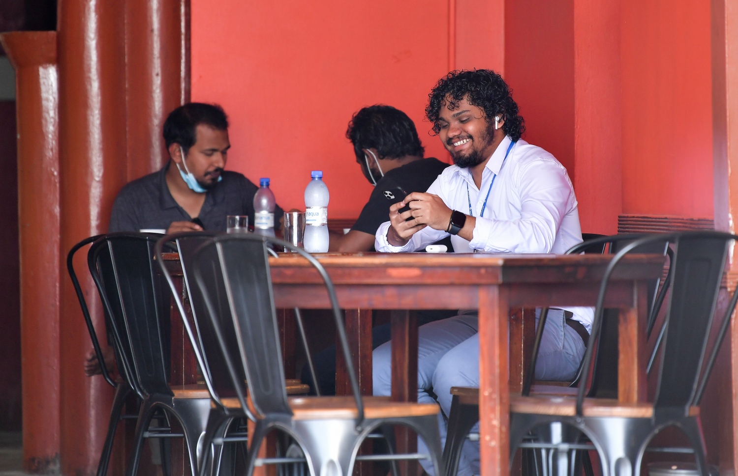 މާލެ: ޖުލައި 1، 2020: ކޮވިޑް-19 އާ ގުޅިގެން އެޅި ރައްކާތެރިކަމުގެ ފިޔަވަޅުތަކުގެ ތެރޭގައި ކެއުންބުއިމުގެ ހިދުމަތް ދޭ ތަންތަނަށް މީހުން ވަނުން މަނާކުރިތާ ތިން މަހަށް ވުރެ ގިނަ ދުވަހަށްފަހު، މާލެ އާއި ހުޅުމާލެ އާއި ވިލިމާލޭގައި، އަލުން އާންމުންނަށް ހޮޓާ/ރެސްޓޯރެންޓް/ކެފޭތައް ހުޅުވާލުމާއެކު ފުޑްކޯޓުގައި ހުރި ކެފޭ އެއްގައި ބަޔަކު ސައި ބޮނީ.-- ފޮޓޯ: ނިޝާން އަލީ /މިހާރު