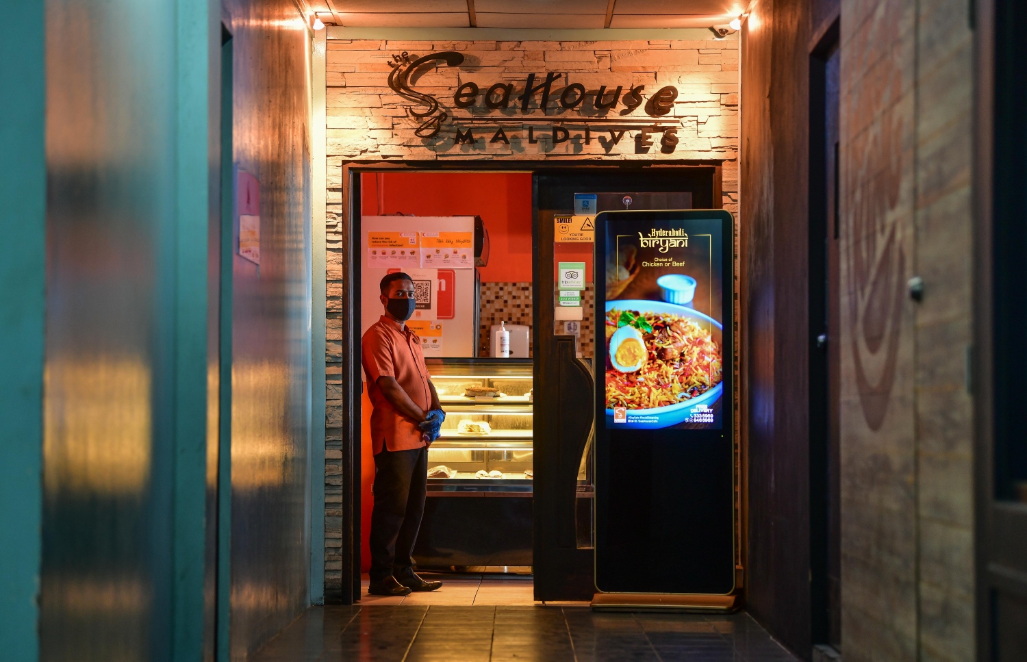 މާލެ: ޖުލައި 1، 2020: ކޮވިޑް-19 އާ ގުޅިގެން އެޅި ރައްކާތެރިކަމުގެ ފިޔަވަޅުތަކުގެ ތެރޭގައި ކެއުންބުއިމުގެ ހިދުމަތް ދޭ ތަންތަނަށް މީހުން ވަނުން މަނާކުރިތާ ތިން މަހަށް ވުރެ ގިނަ ދުވަހަށްފަހު، މާލެ އާއި ހުޅުމާލެ އާއި ވިލިމާލޭގައި، އަލުން އާންމުންނަށް ހޮޓާ/ރެސްޓޯރެންޓް/ކެފޭތައް ހުޅުވާލުމާއެކު ސީހައުސް ކެފޭ ހުޅުވާލައިފައި.-- ފޮޓޯ: ނިޝާން އަލީ /މިހާރު