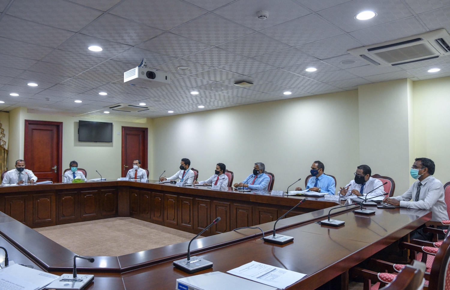 ސަރުކާރުގެ މަސްއޫލިއްޔަތު އަދާކުރާ މިންވަރު ބަލާ ކޮމިޓީގެ މިއަދުގެ ބައްދަލުވުމަށް، ކޮމިއުނިކޭޝަން މިނިސްޓަރު މަލީހާއި އެ މިނިސްޓްރީގެ އިސްވެރިން މިއަދު ޖަވާބުދާރީވެވަޑައިގަންނަވަނީ.---ފޮޓޯ: މަޖިލިސް